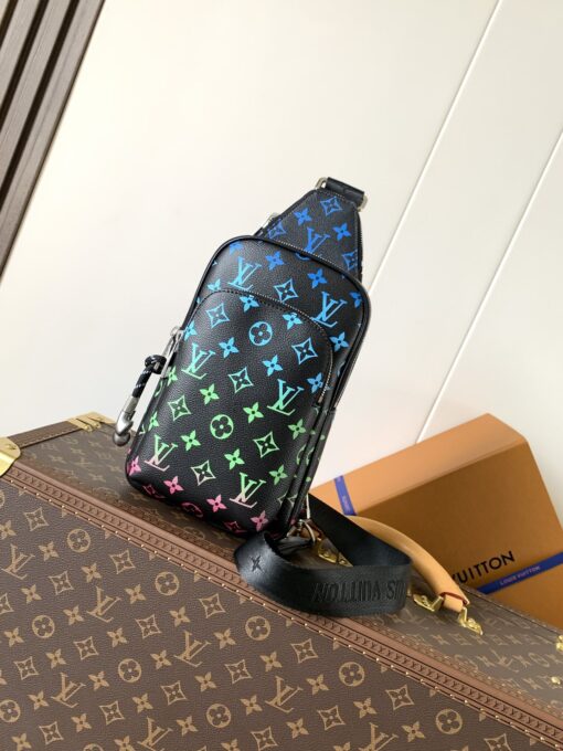 LV一比一男款斜背胸包彩色老花壓紋 潮流感黑底亮色設計款