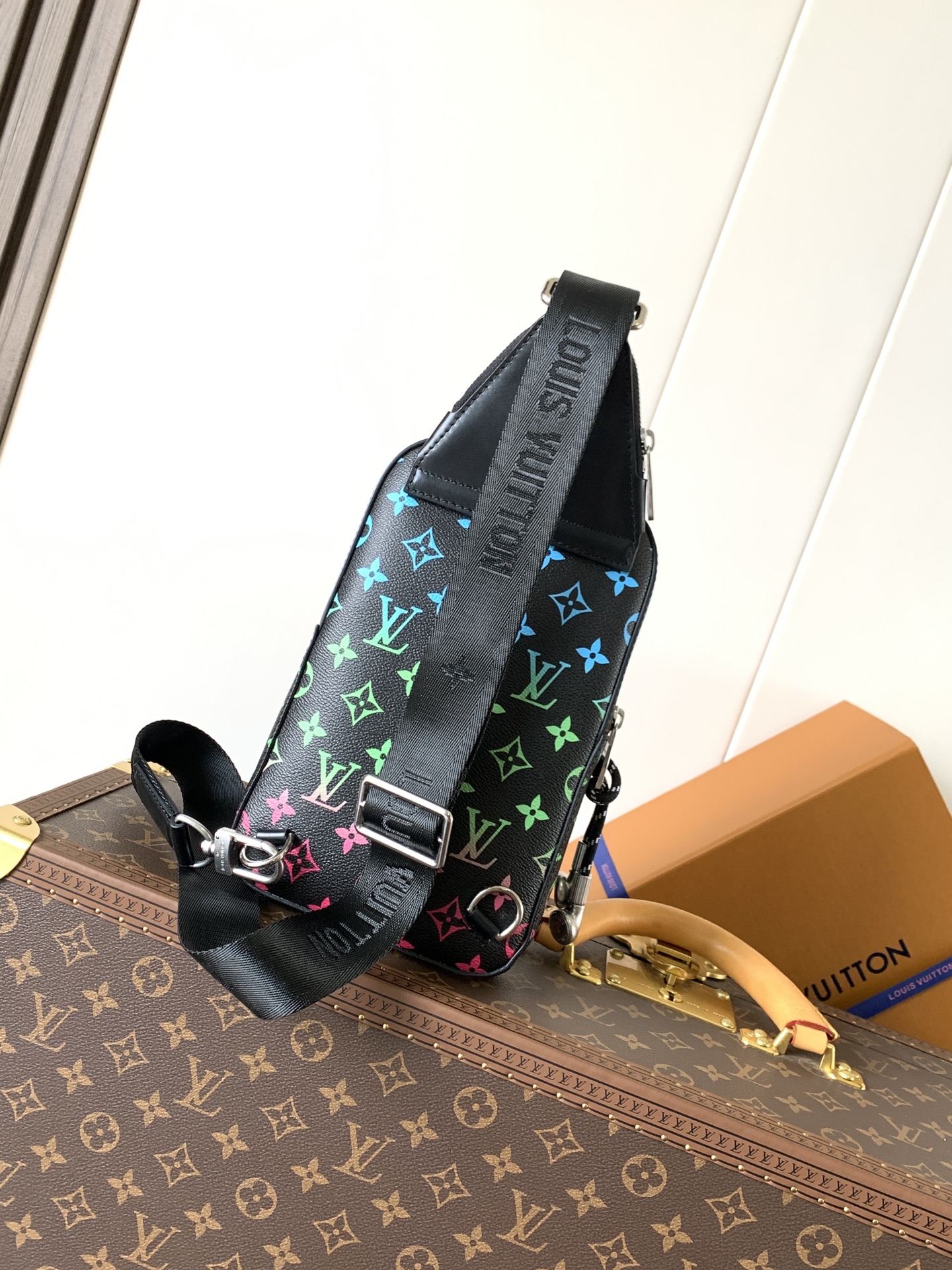 LV一比一男款斜背胸包彩色老花壓紋 潮流感黑底亮色設計款｜歐美奢侈品精品推薦