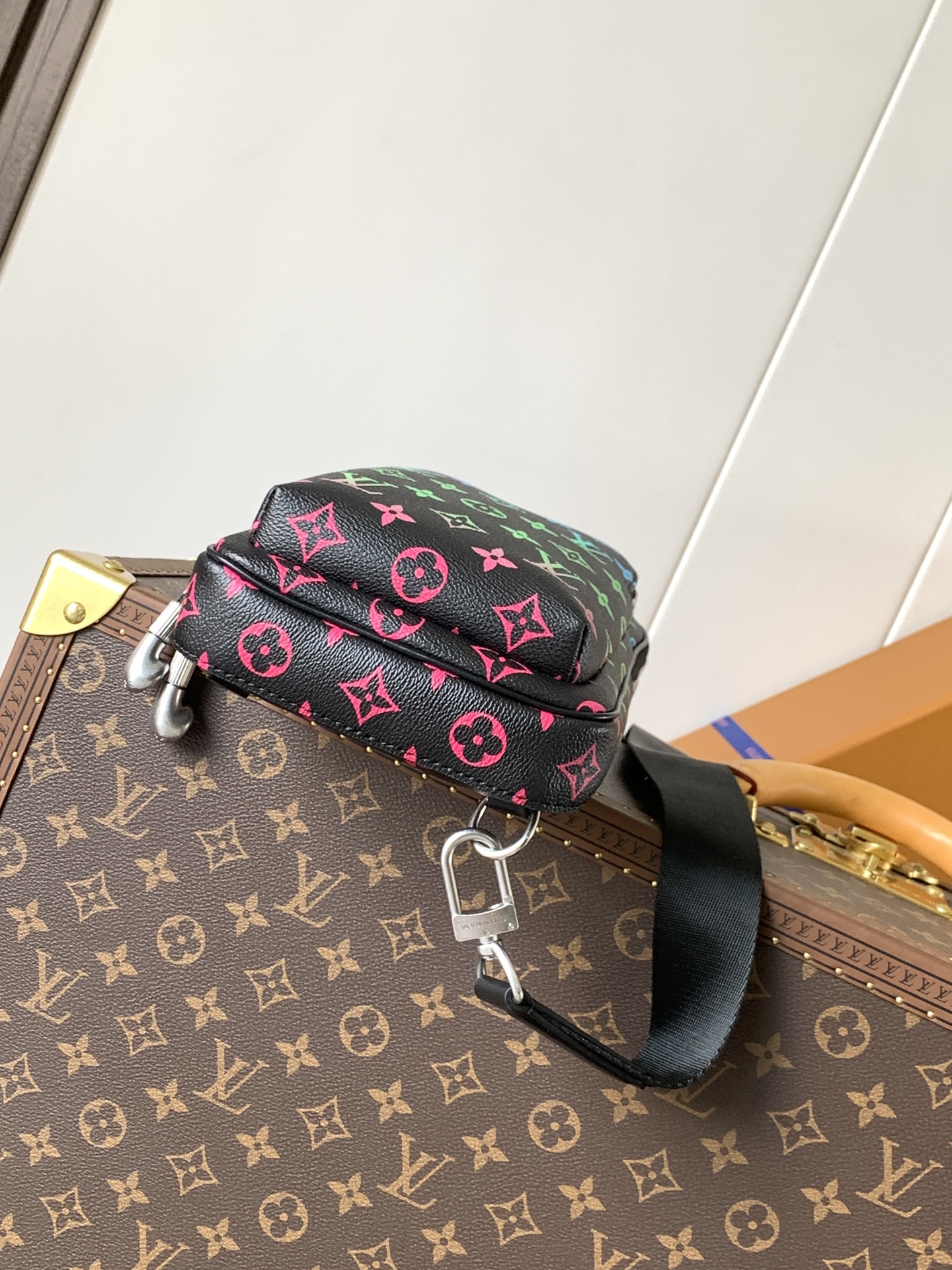 LV一比一男款斜背胸包彩色老花壓紋 潮流感黑底亮色設計款｜歐美奢侈品精品推薦