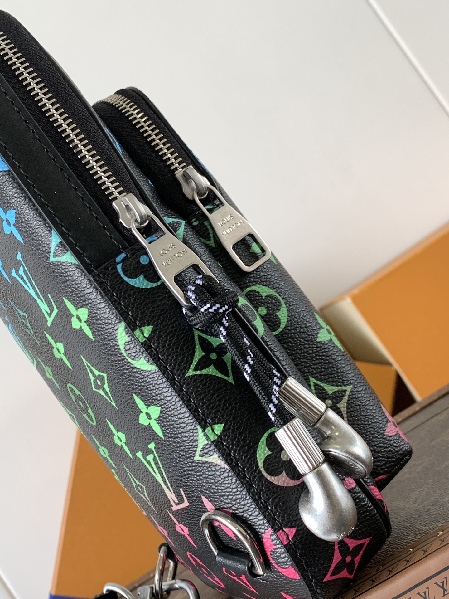 LV一比一男款斜背胸包彩色老花壓紋 潮流感黑底亮色設計款｜歐美奢侈品精品推薦