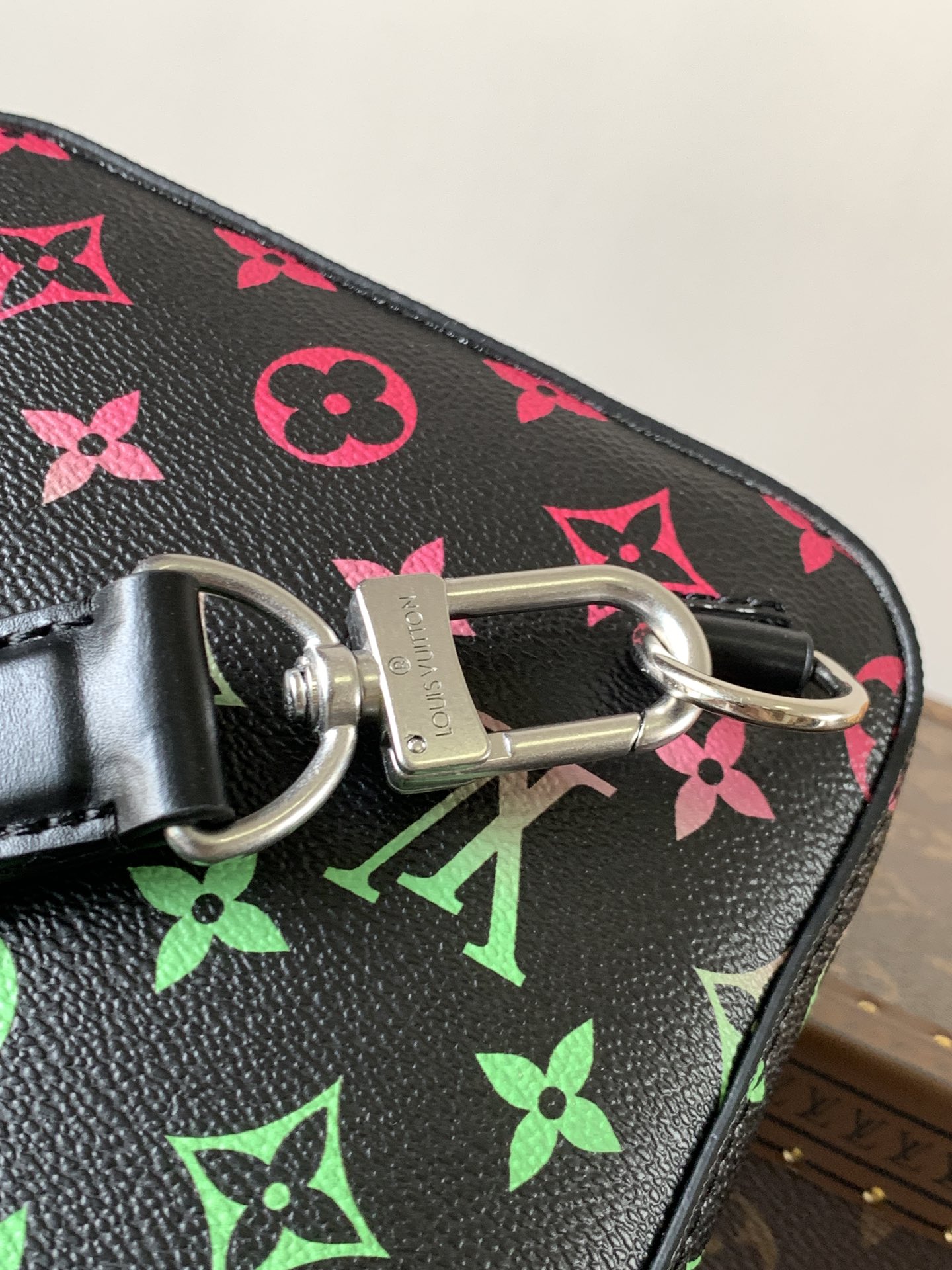 LV一比一男款斜背胸包彩色老花壓紋 潮流感黑底亮色設計款｜歐美奢侈品精品推薦
