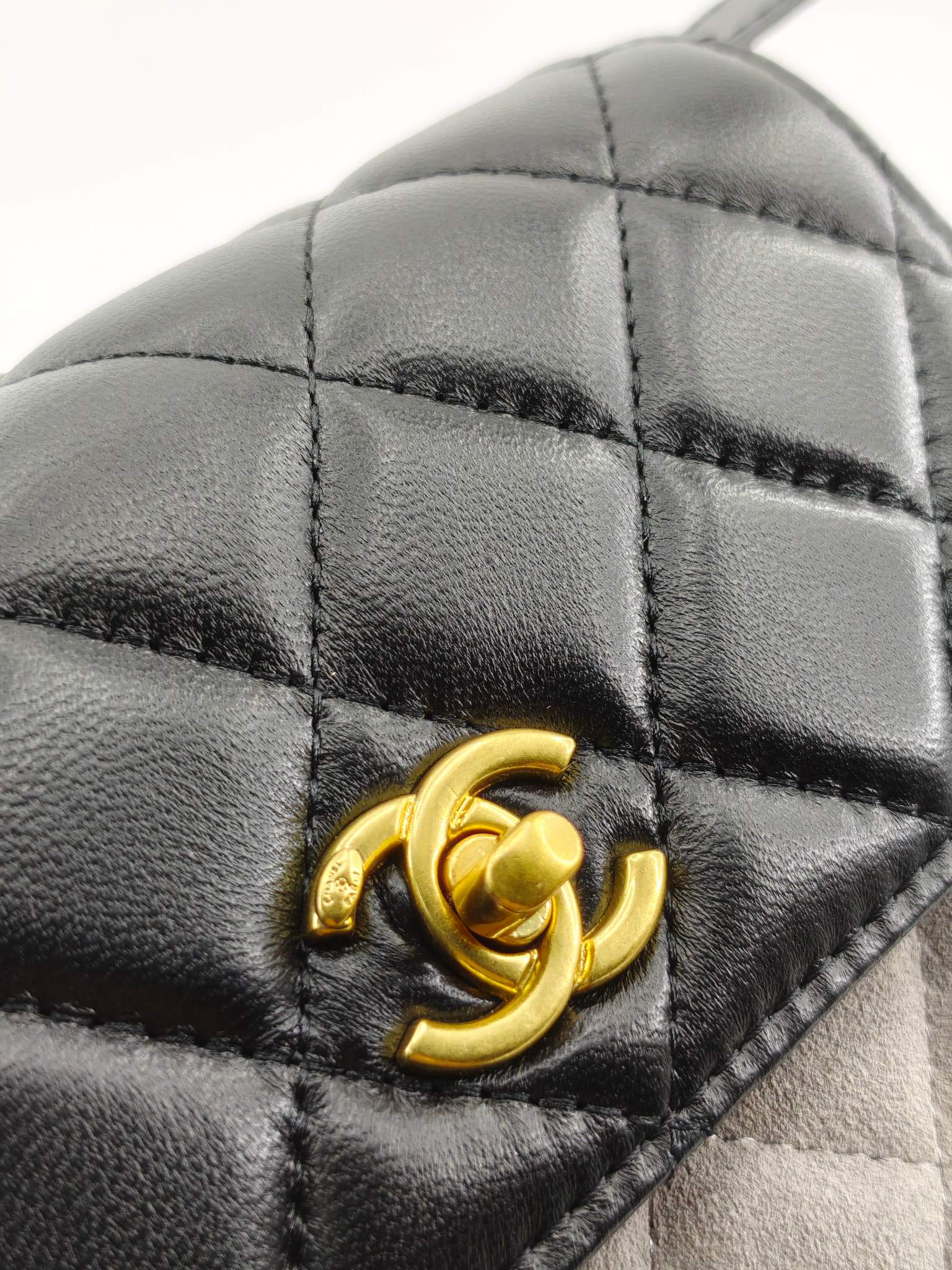 CHANEL高仿拼色菱格單肩包 灰絨拼黑皮設計 搭配金色雙C扣 經典款｜歐美奢侈品精品推薦