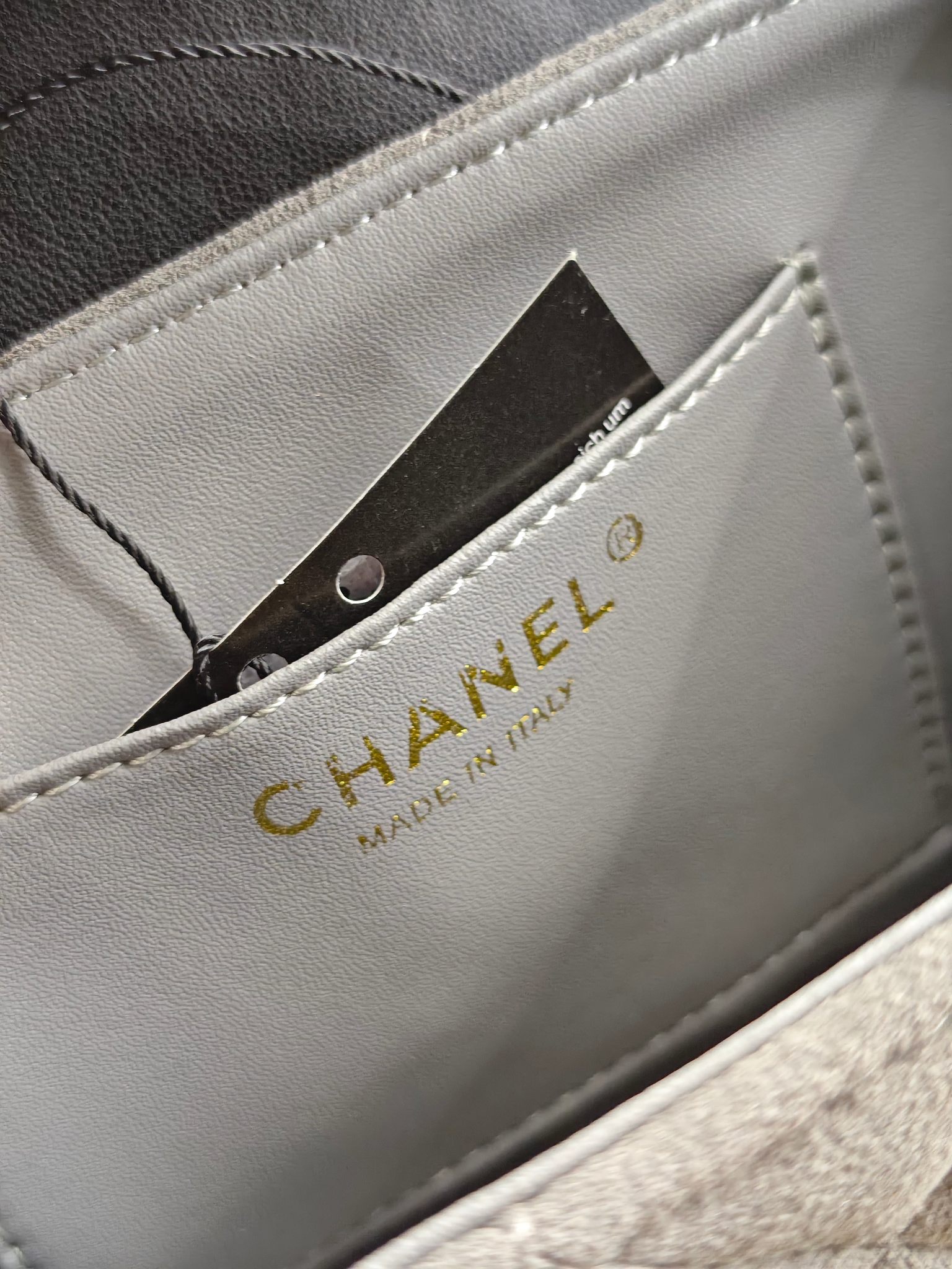 CHANEL高仿拼色菱格單肩包 灰絨拼黑皮設計 搭配金色雙C扣 經典款｜歐美奢侈品精品推薦