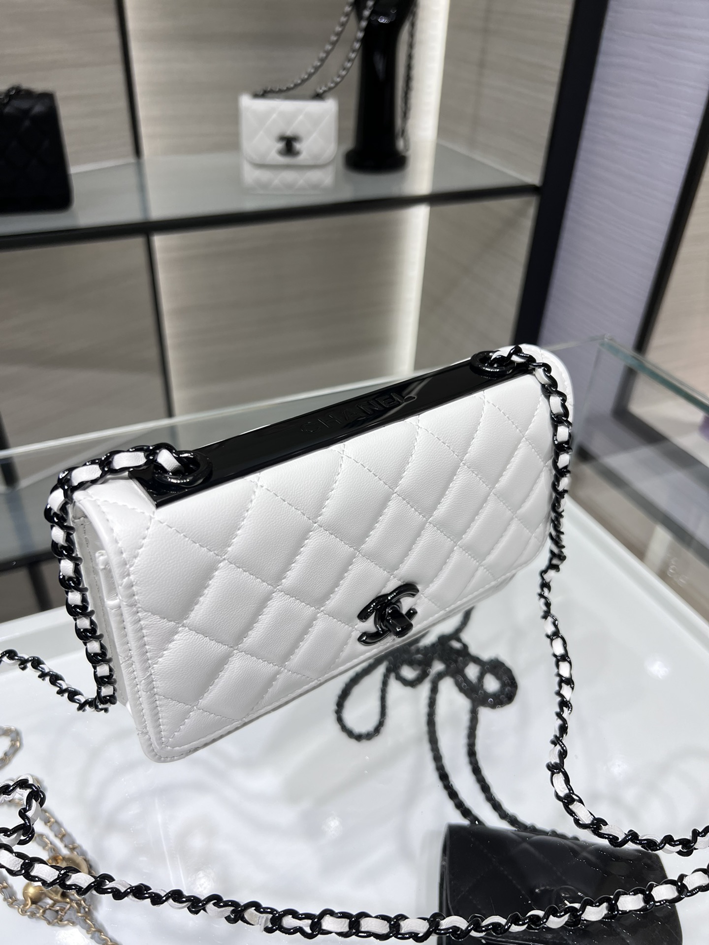 Chanel 一比一白色菱格鏈條包 黑色五金點綴｜歐美奢侈品精品推薦