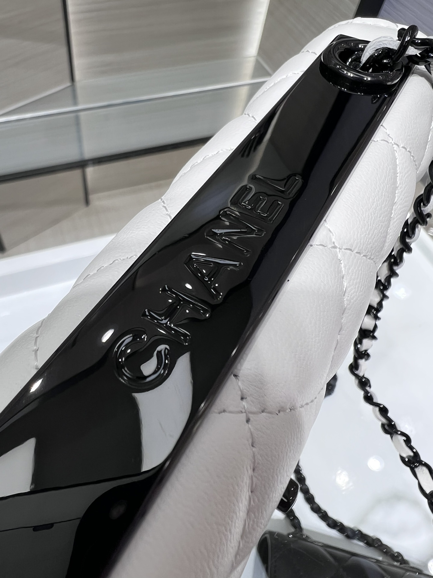 Chanel 一比一白色菱格鏈條包 黑色五金點綴｜歐美奢侈品精品推薦