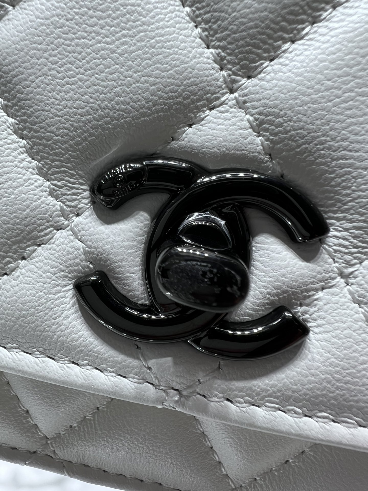 Chanel 一比一白色菱格鏈條包 黑色五金點綴｜歐美奢侈品精品推薦