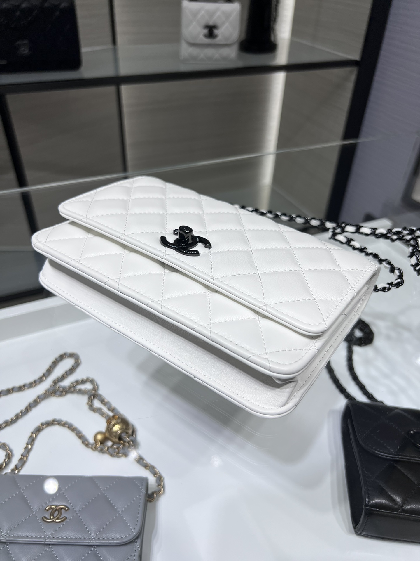 Chanel 一比一白色菱格鏈條包 黑色五金點綴｜歐美奢侈品精品推薦