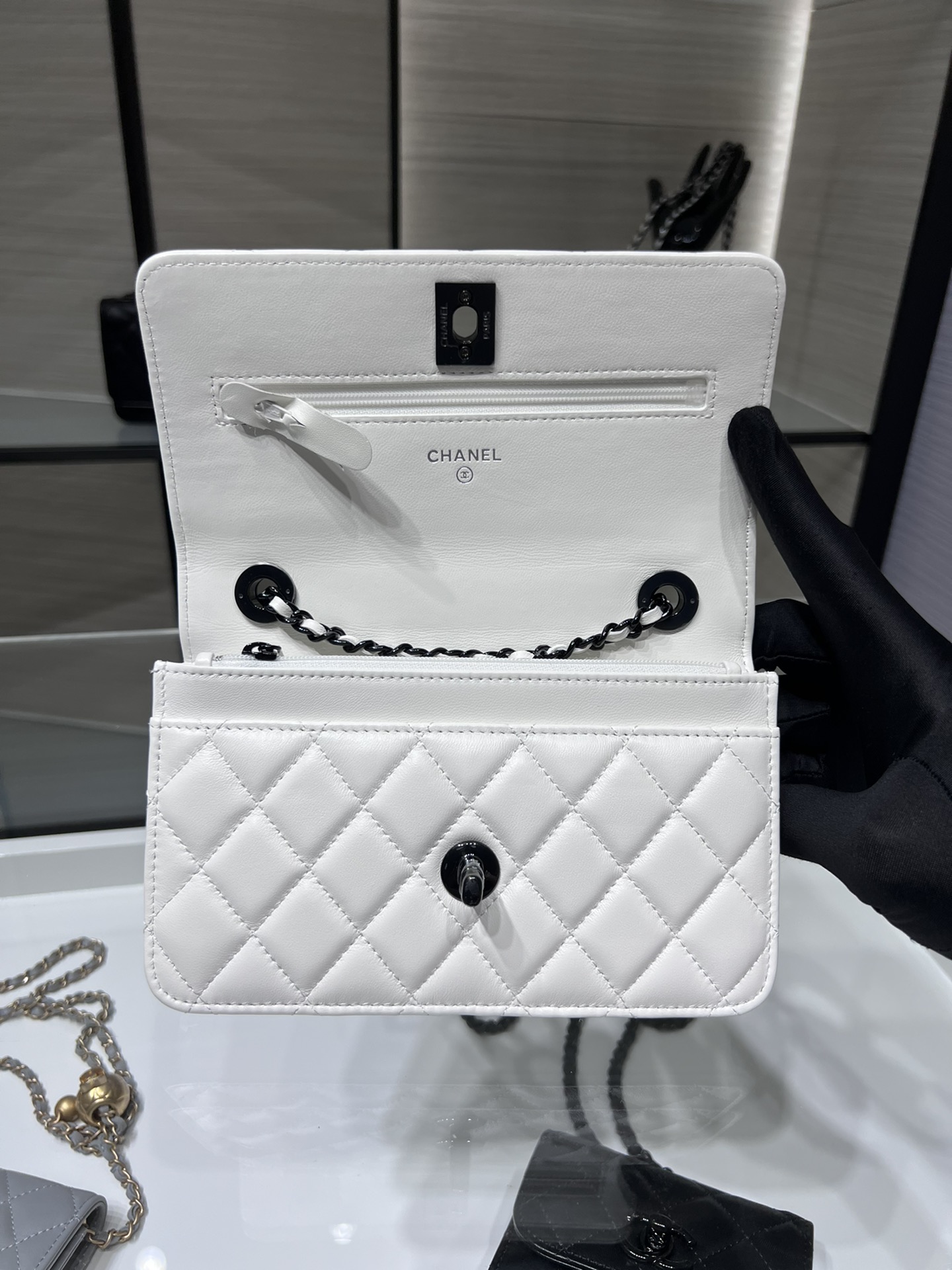 Chanel 一比一白色菱格鏈條包 黑色五金點綴｜歐美奢侈品精品推薦