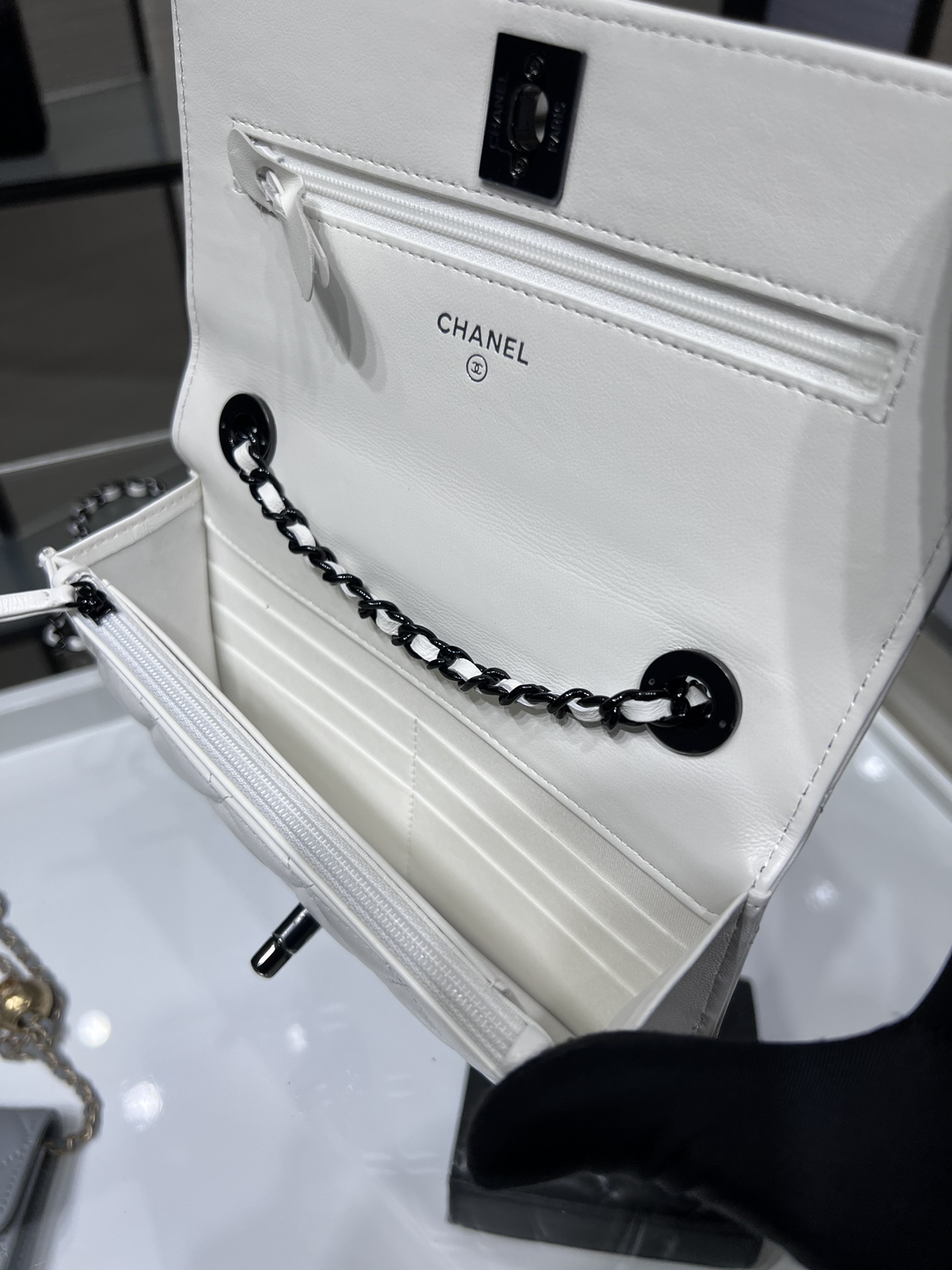 Chanel 一比一白色菱格鏈條包 黑色五金點綴｜歐美奢侈品精品推薦