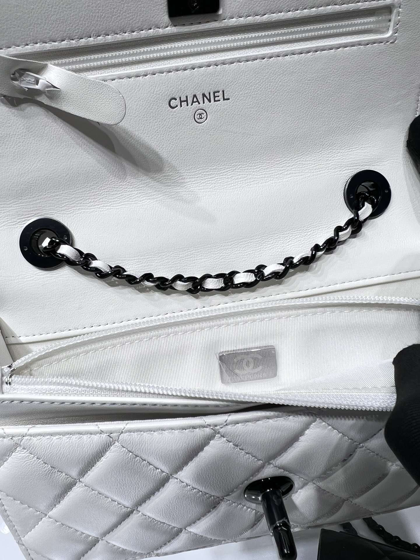 Chanel 一比一白色菱格鏈條包 黑色五金點綴｜歐美奢侈品精品推薦