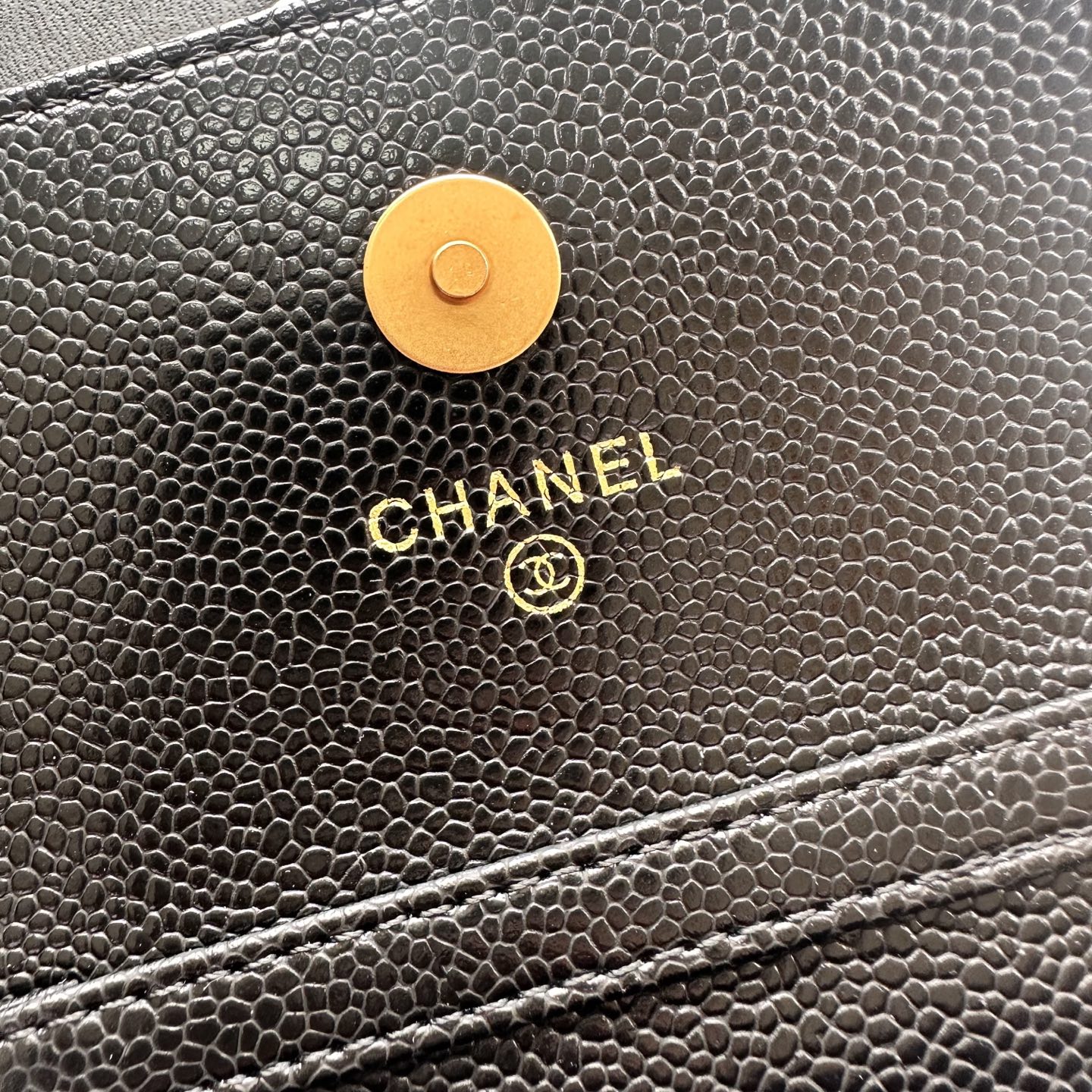 Chanel 高仿黑色荔枝皮口蓋鏈條包 金扣設計｜歐美奢侈品精品推薦