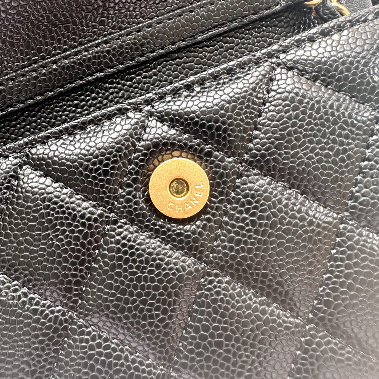 Chanel 高仿黑色荔枝皮口蓋鏈條包 金扣設計｜歐美奢侈品精品推薦