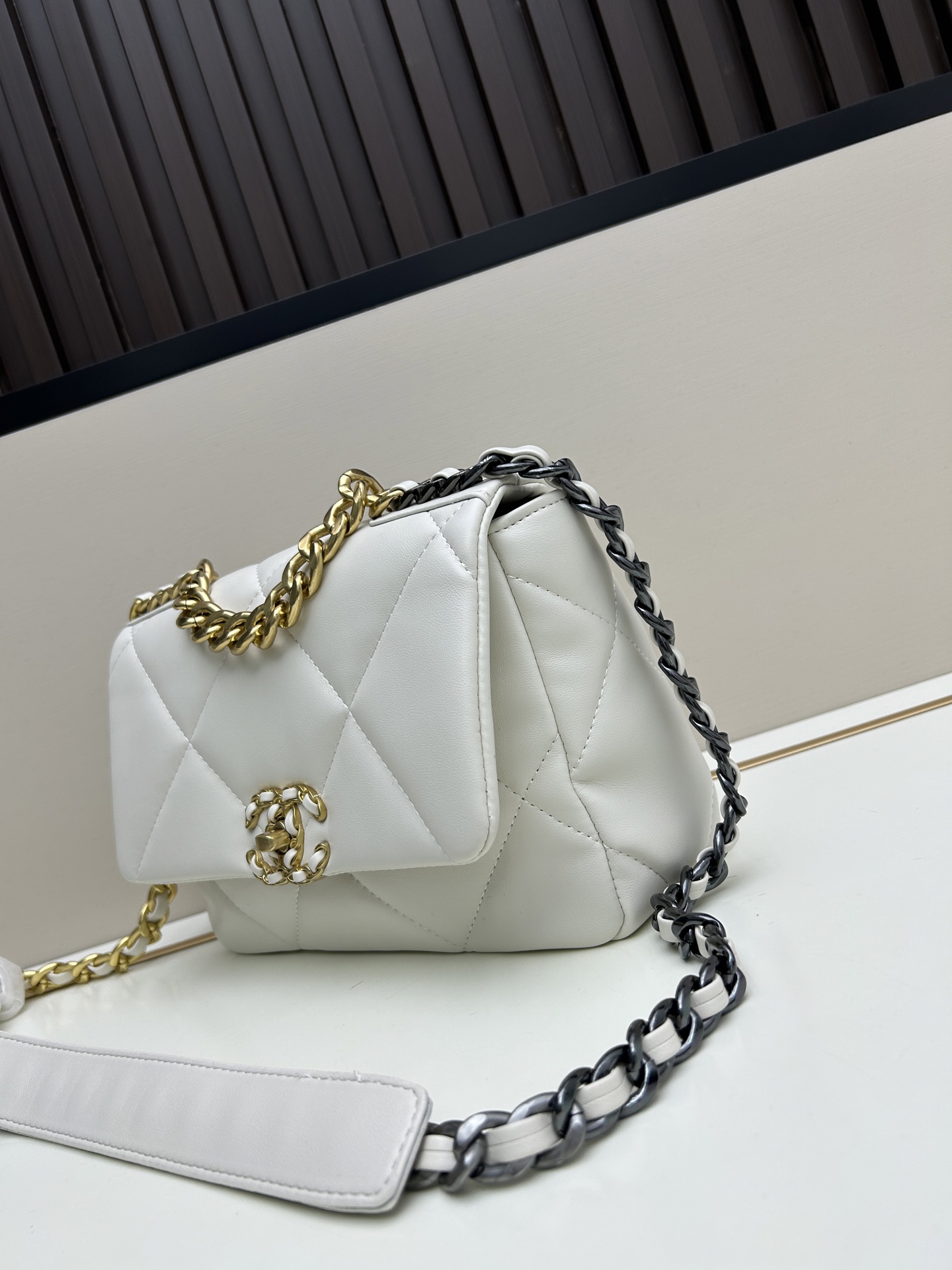 Chanel 高仿白色口蓋包 雙色鏈條金扣設計｜歐美奢侈品精品推薦