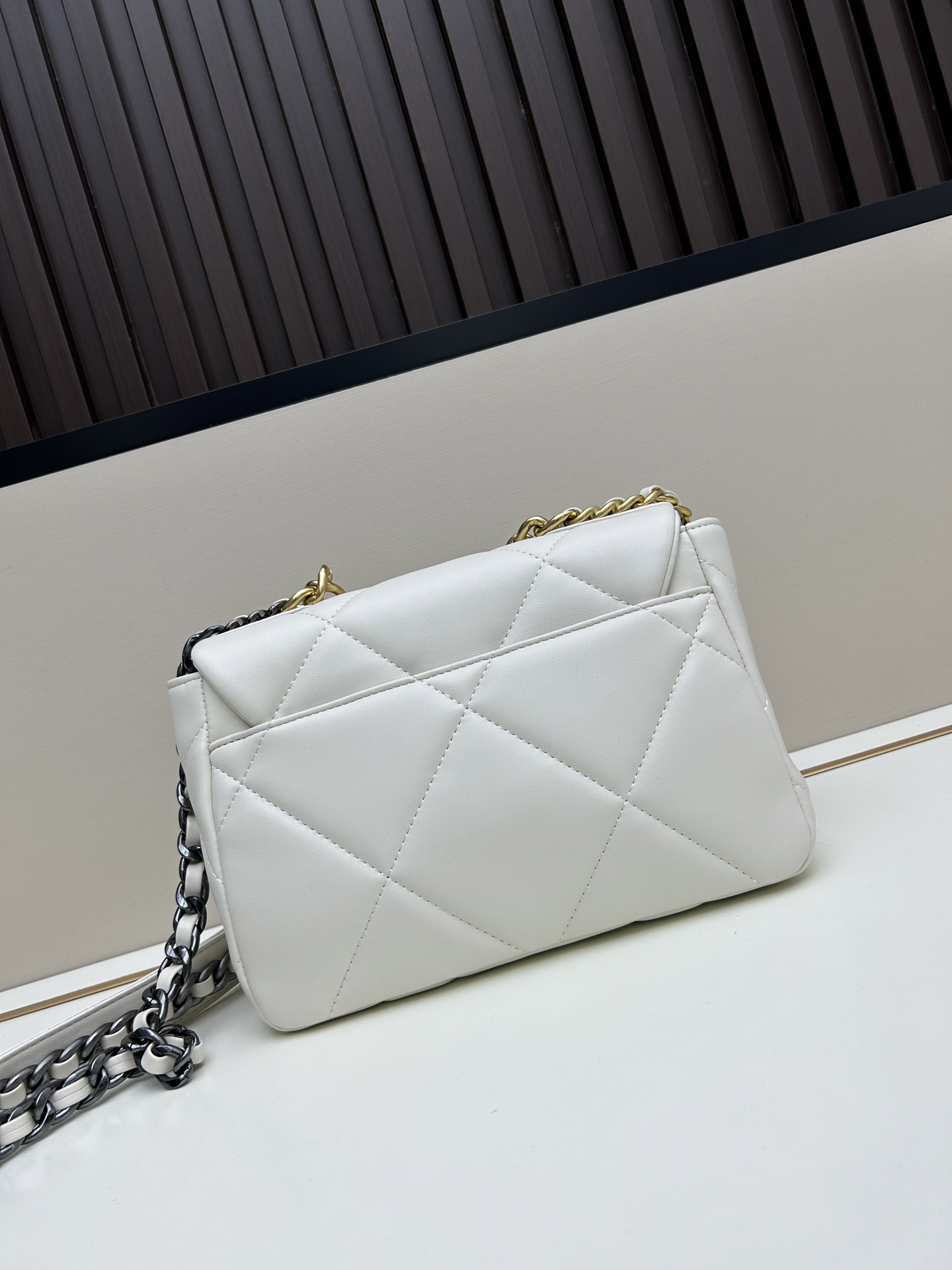 Chanel 高仿白色口蓋包 雙色鏈條金扣設計｜歐美奢侈品精品推薦