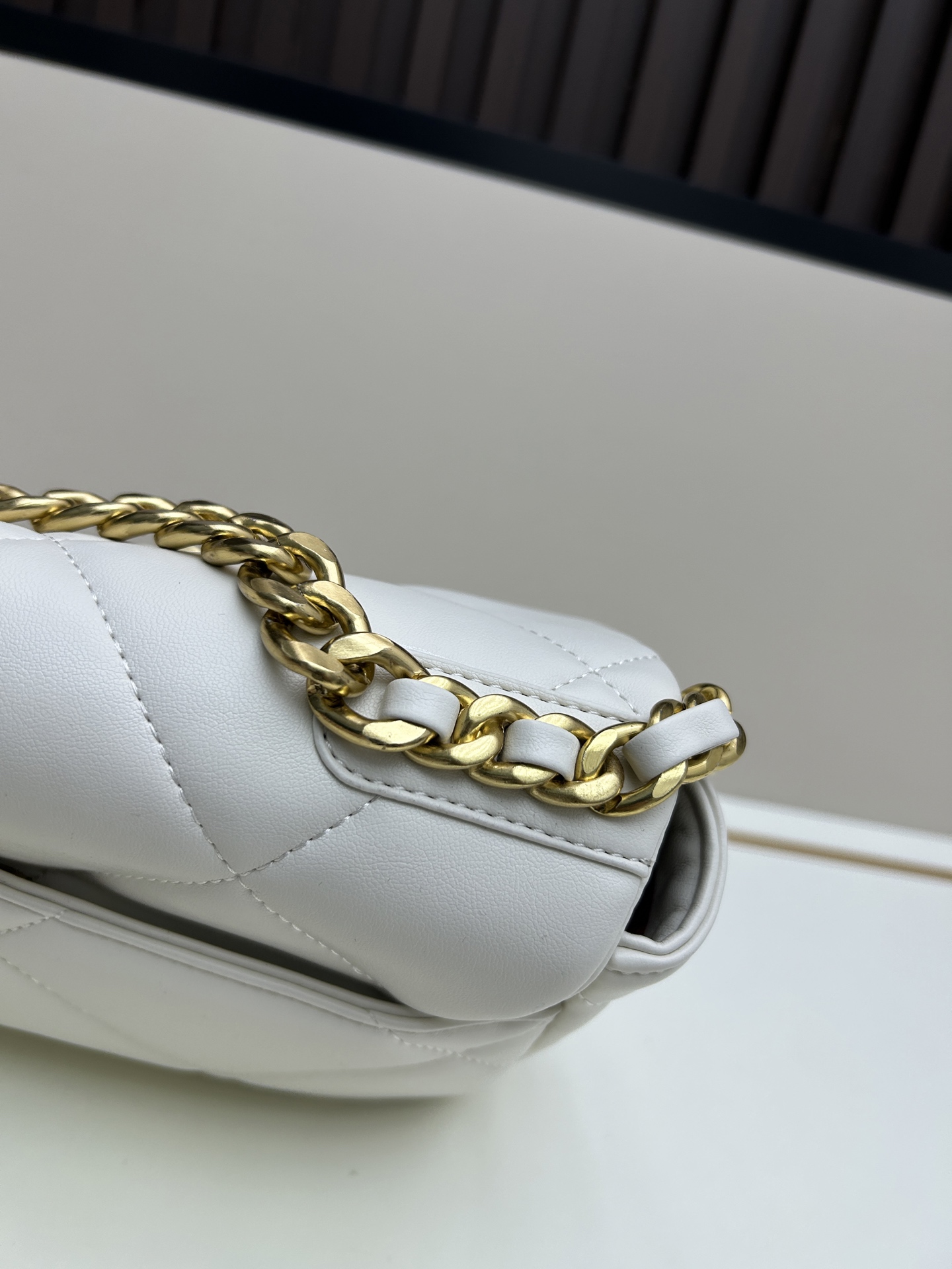 Chanel 高仿白色口蓋包 雙色鏈條金扣設計｜歐美奢侈品精品推薦