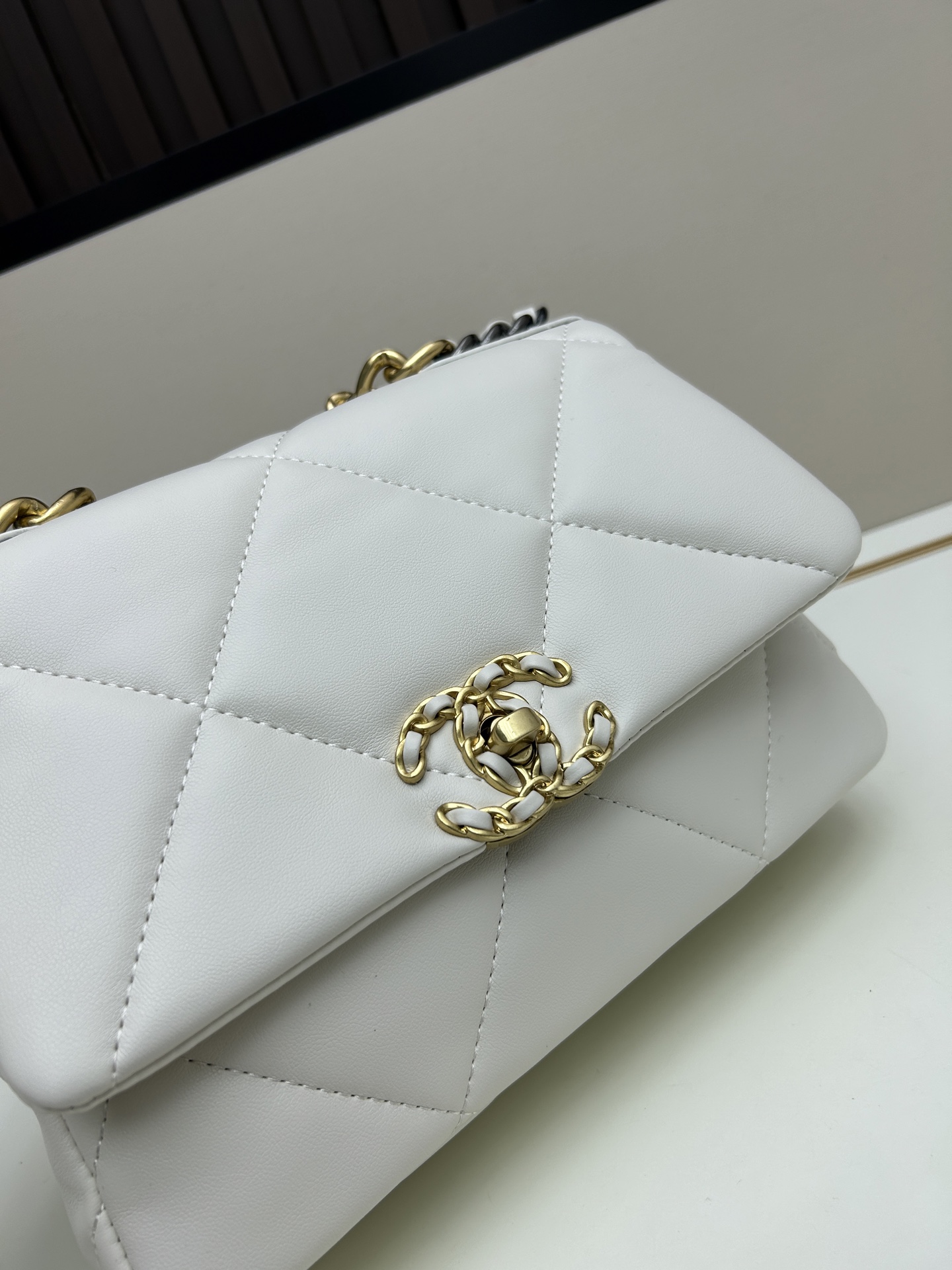 Chanel 高仿白色口蓋包 雙色鏈條金扣設計｜歐美奢侈品精品推薦