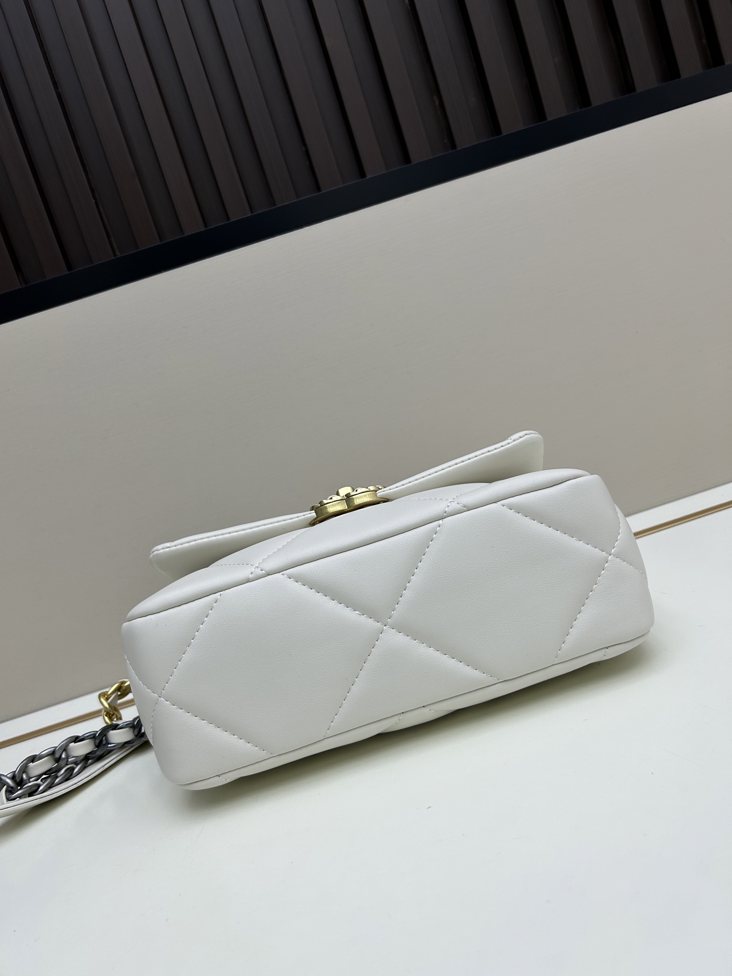 Chanel 高仿白色口蓋包 雙色鏈條金扣設計｜歐美奢侈品精品推薦