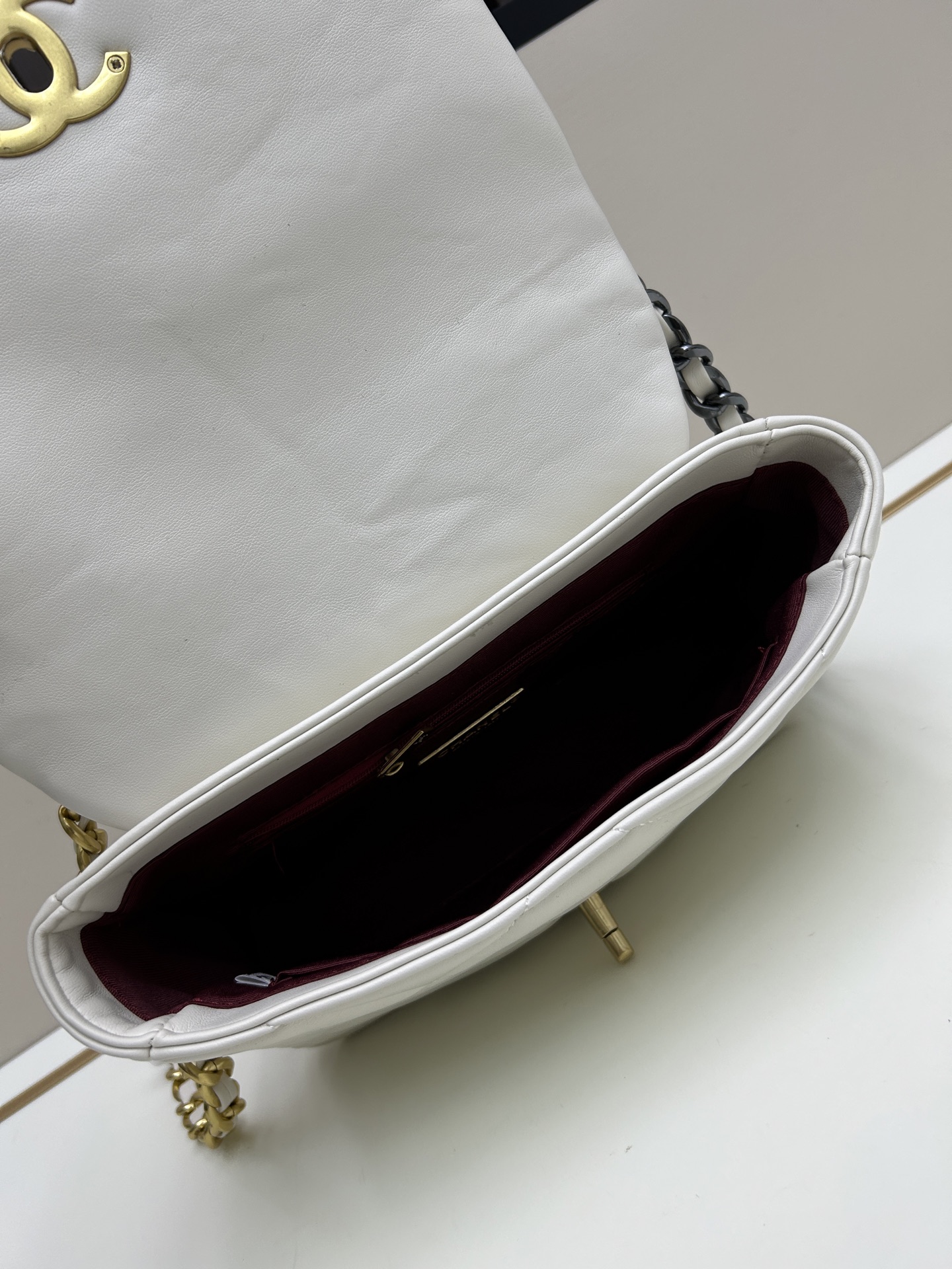Chanel 高仿白色口蓋包 雙色鏈條金扣設計｜歐美奢侈品精品推薦