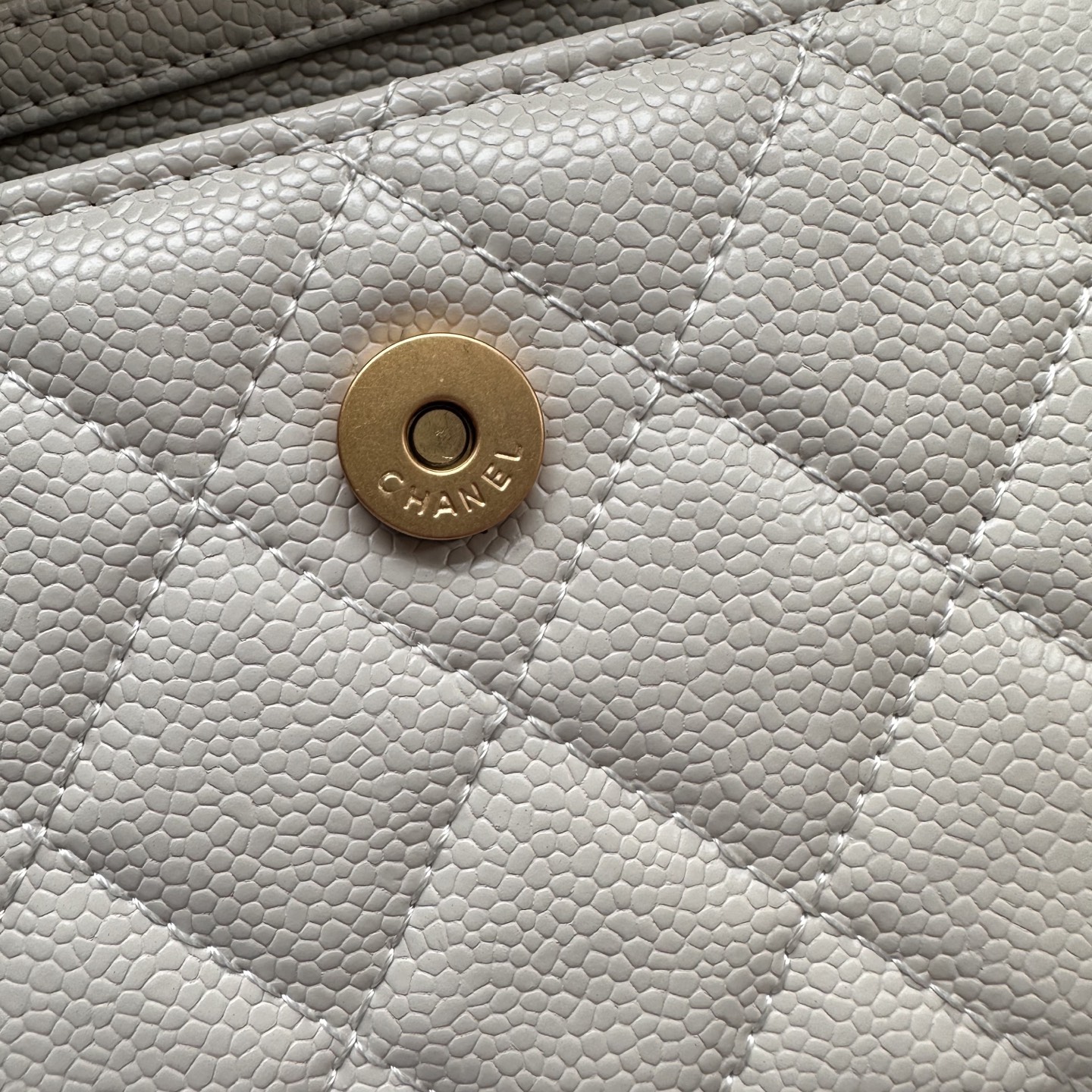 Chanel 高仿白色口蓋包 菱格紋金扣小巧鏈條｜歐美奢侈品精品推薦
