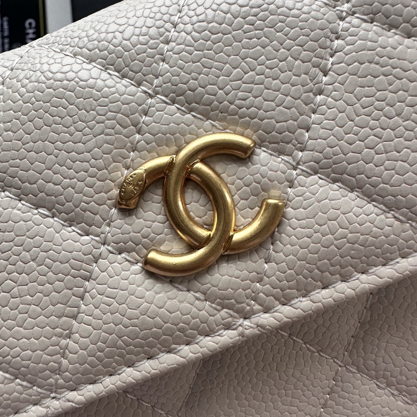 Chanel 高仿白色口蓋包 菱格紋金扣小巧鏈條｜歐美奢侈品精品推薦