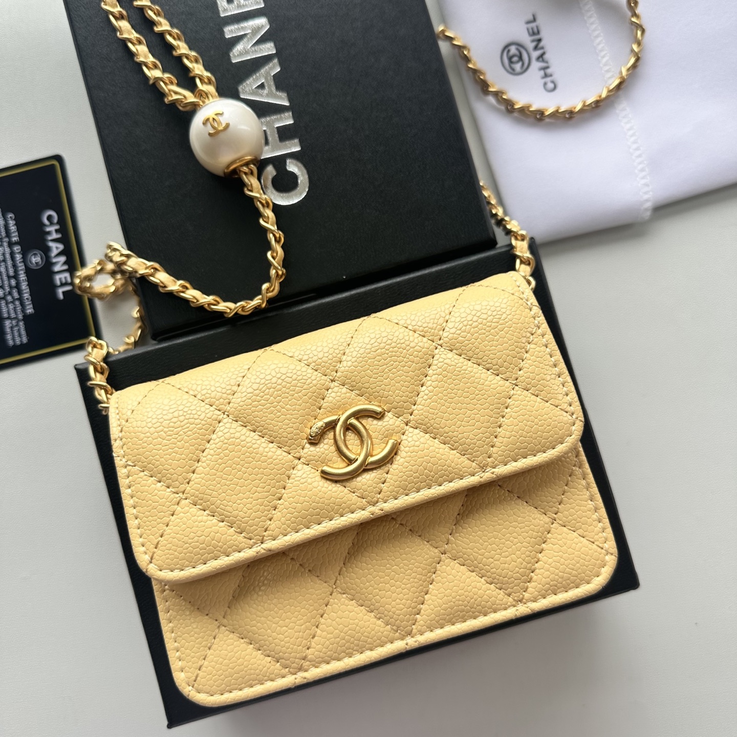 Chanel 高仿淺黃色口蓋包 菱格紋金扣鏈條設計｜歐美奢侈品精品推薦