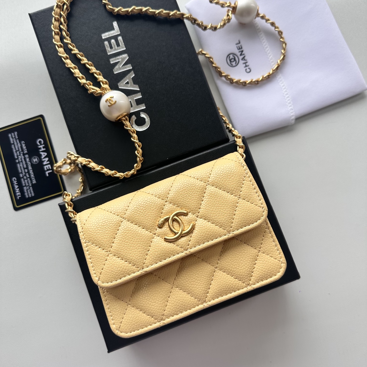 Chanel 高仿淺黃色口蓋包 菱格紋金扣鏈條設計｜歐美奢侈品精品推薦
