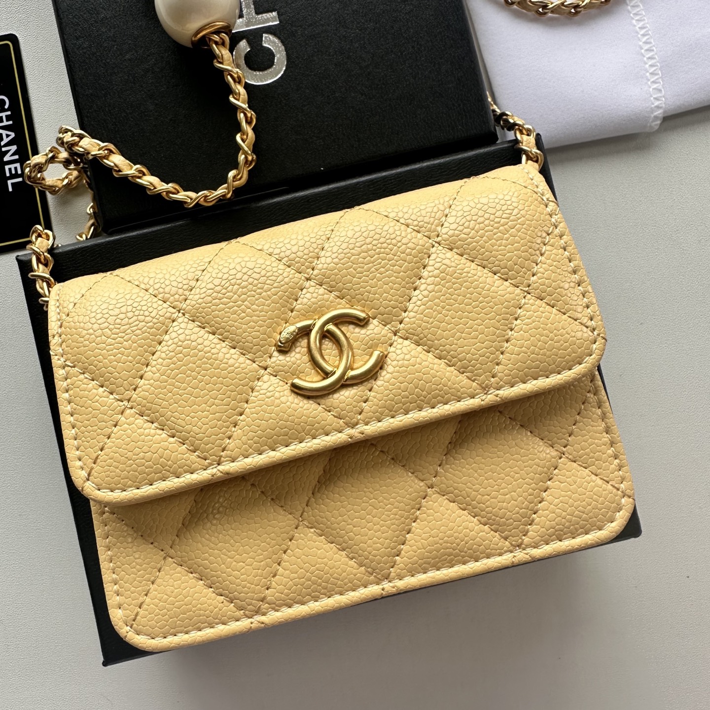 Chanel 高仿淺黃色口蓋包 菱格紋金扣鏈條設計｜歐美奢侈品精品推薦