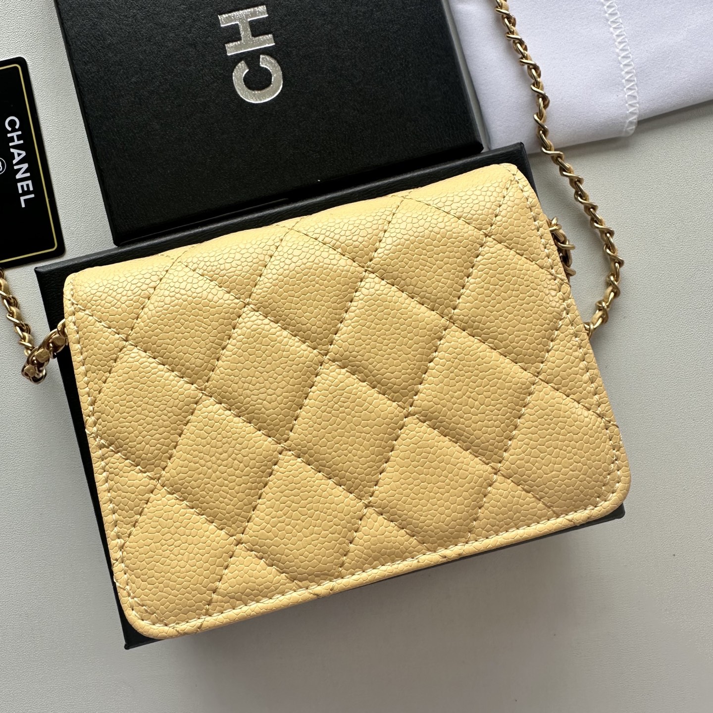 Chanel 高仿淺黃色口蓋包 菱格紋金扣鏈條設計｜歐美奢侈品精品推薦