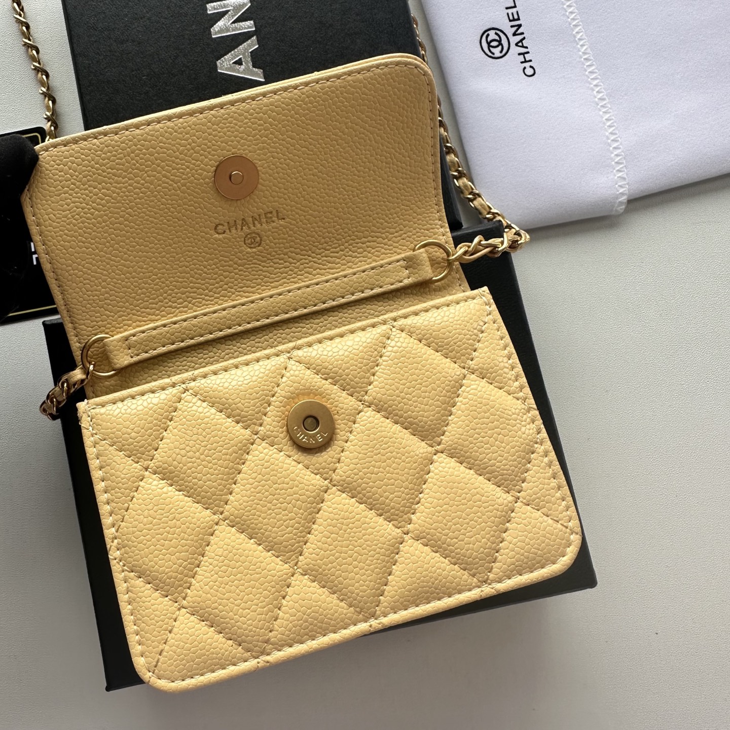 Chanel 高仿淺黃色口蓋包 菱格紋金扣鏈條設計｜歐美奢侈品精品推薦