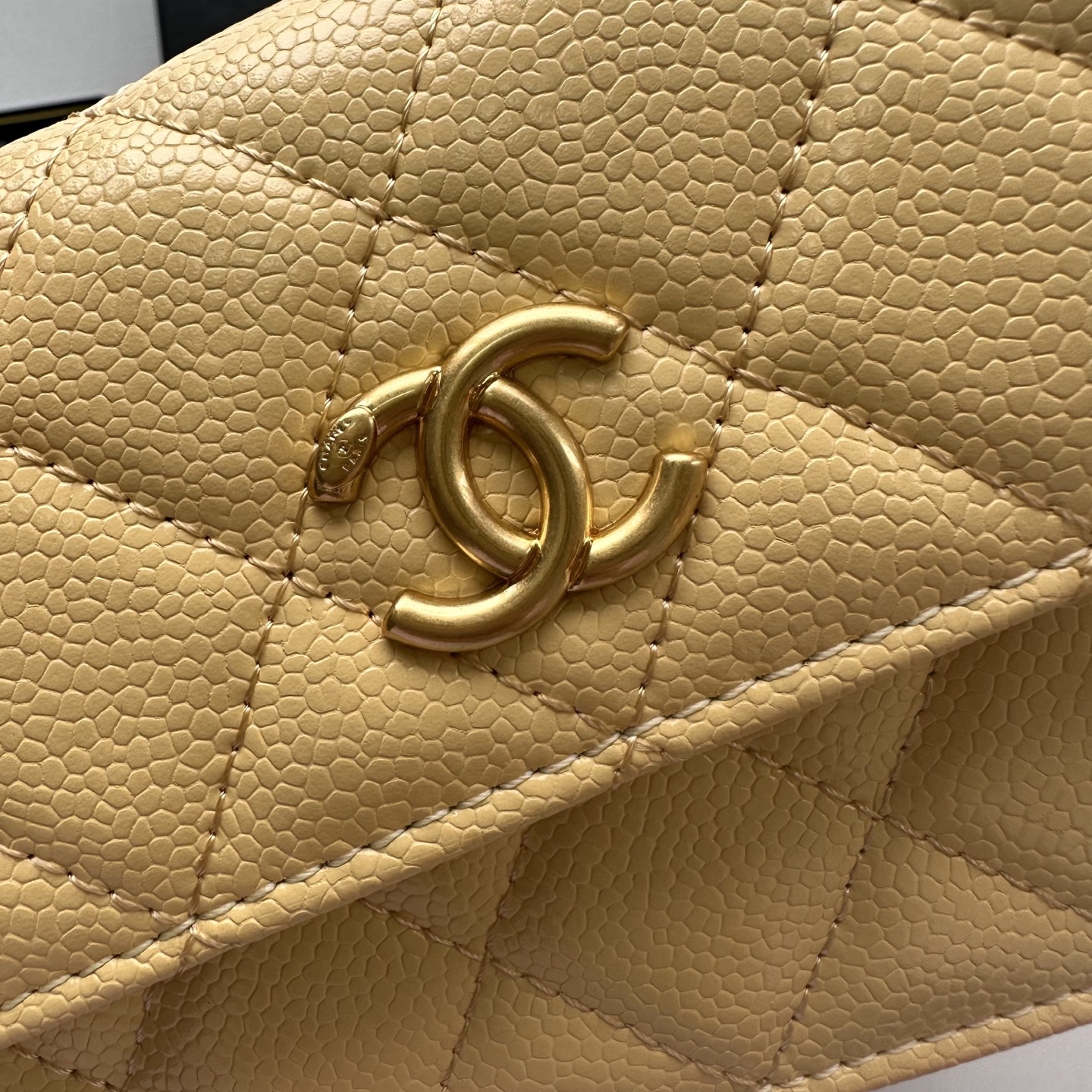 Chanel 高仿淺黃色口蓋包 菱格紋金扣鏈條設計｜歐美奢侈品精品推薦