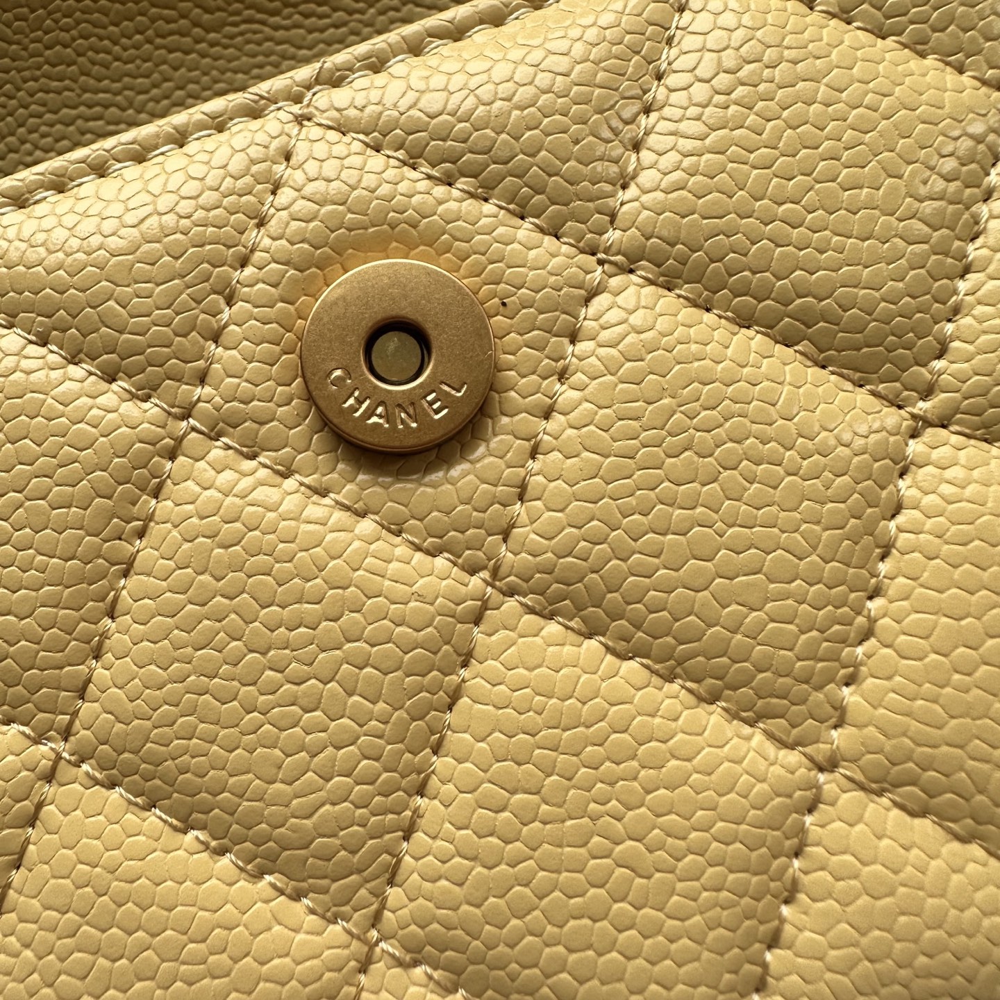 Chanel 高仿淺黃色口蓋包 菱格紋金扣鏈條設計｜歐美奢侈品精品推薦