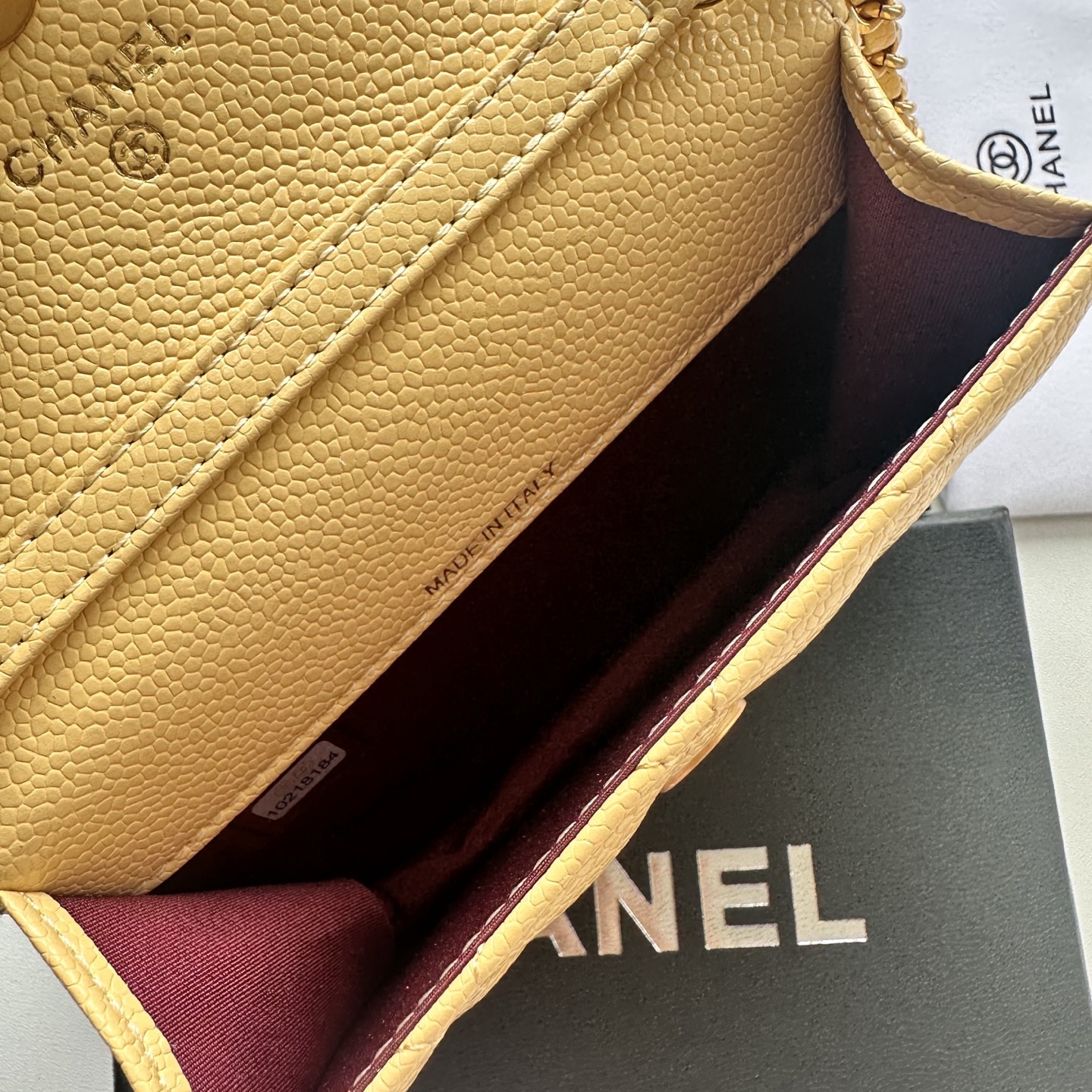 Chanel 高仿淺黃色口蓋包 菱格紋金扣鏈條設計｜歐美奢侈品精品推薦