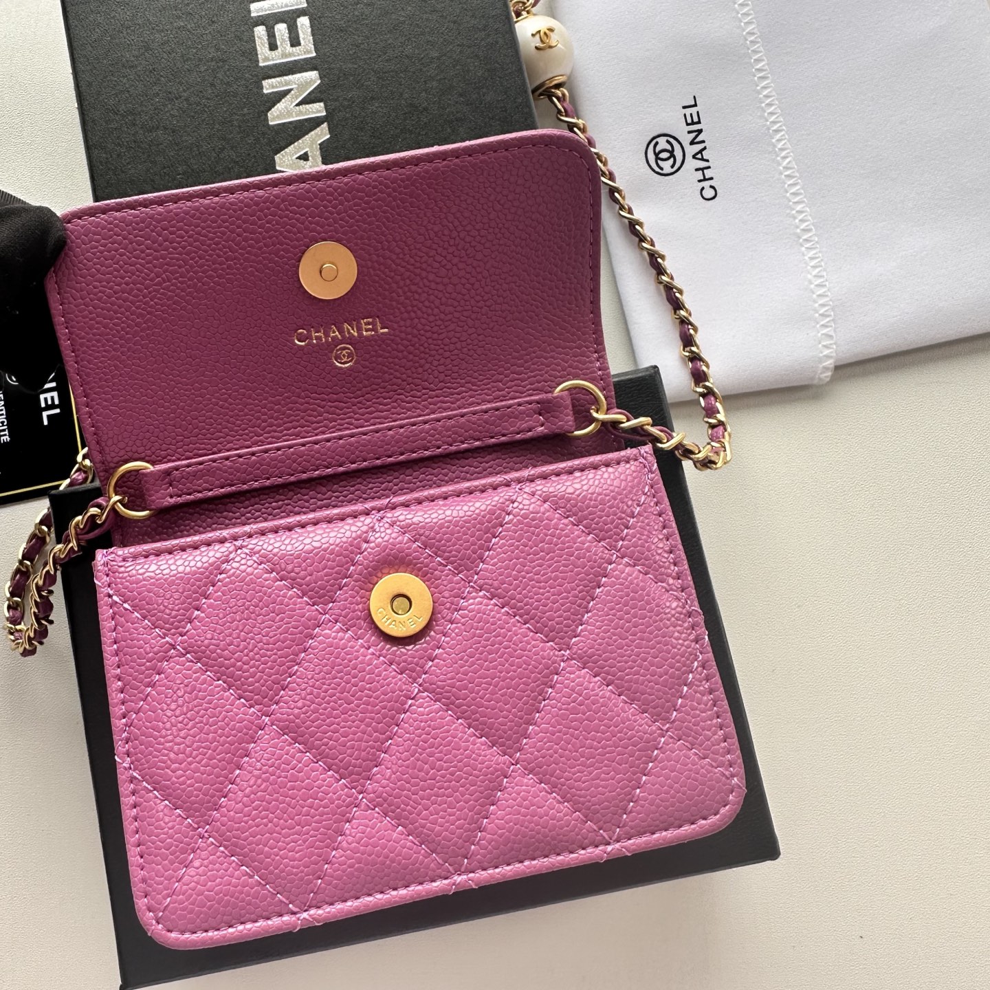 Chanel 高仿玫紅色口蓋包 菱格紋金扣鏈條設計｜歐美奢侈品精品推薦