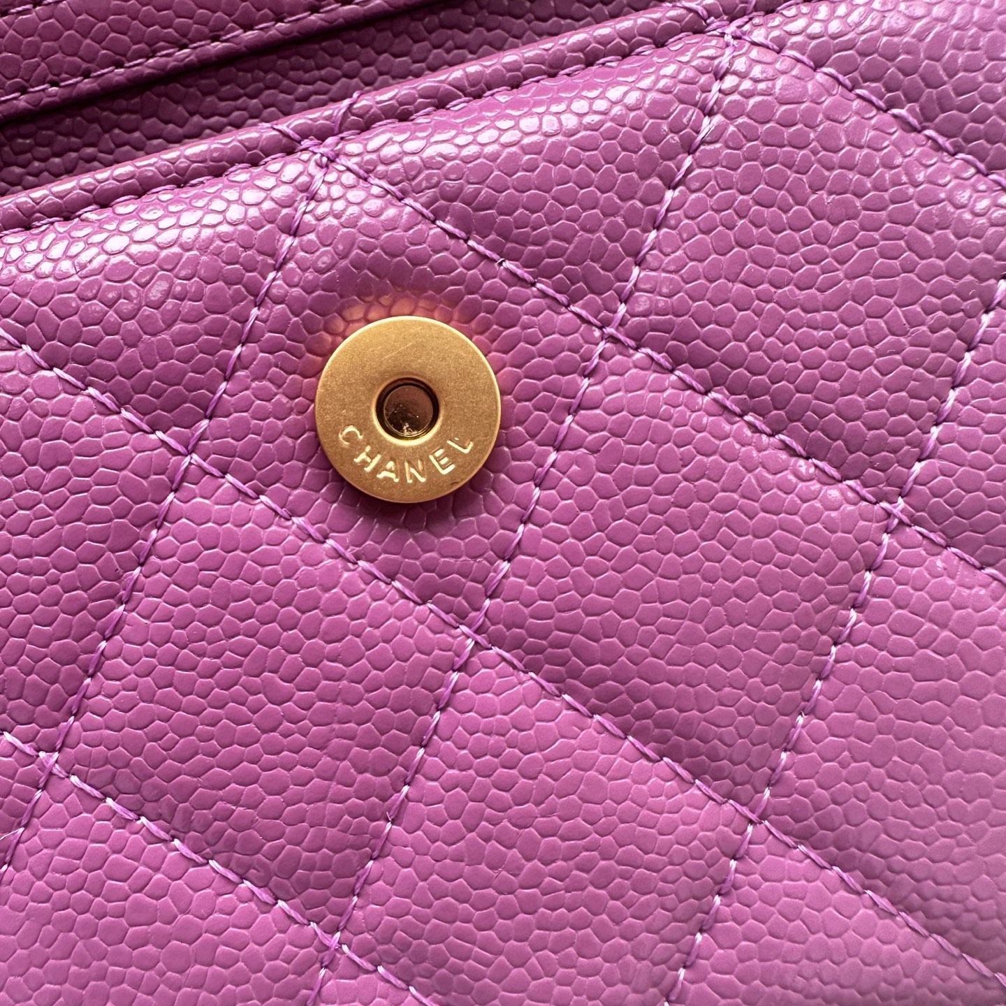 Chanel 高仿玫紅色口蓋包 菱格紋金扣鏈條設計｜歐美奢侈品精品推薦