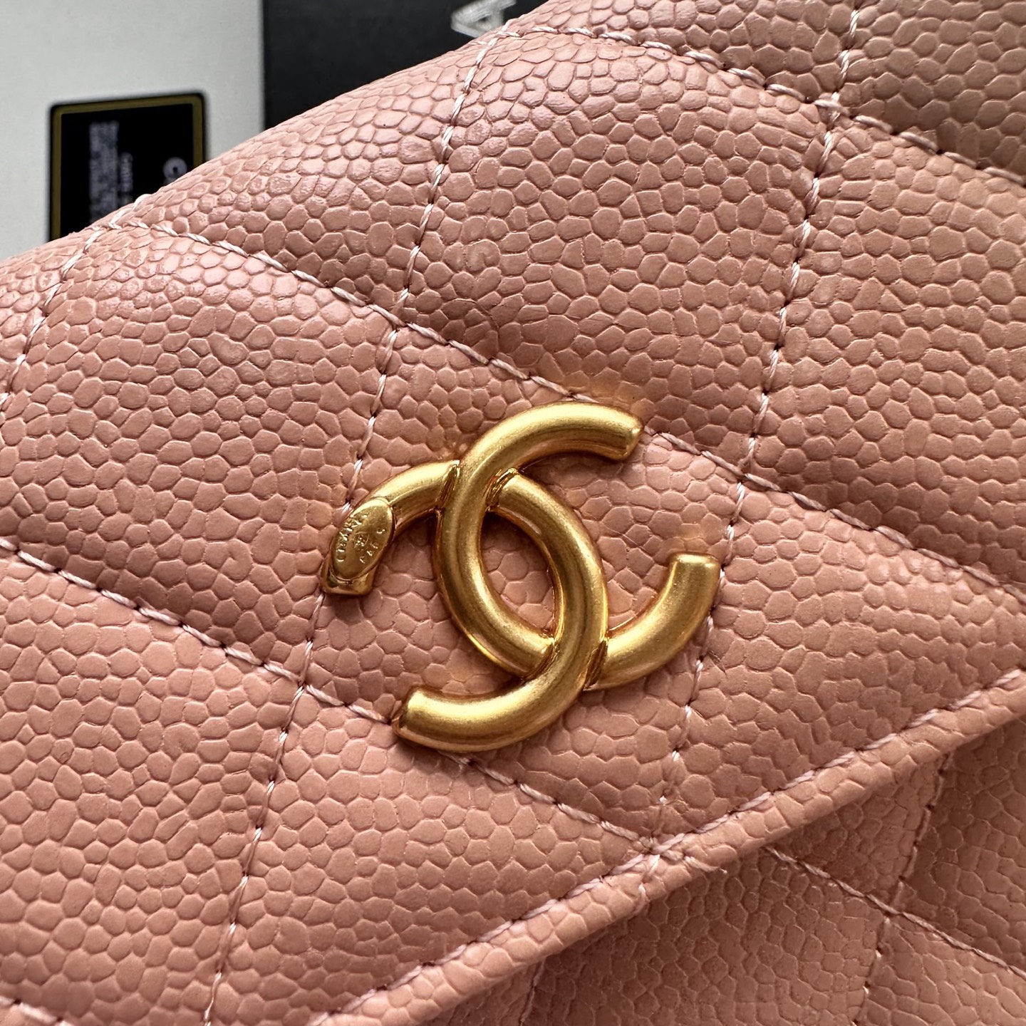 Chanel 高仿粉色口蓋包 荔枝皮菱格紋金扣小香風｜歐美奢侈品精品推薦