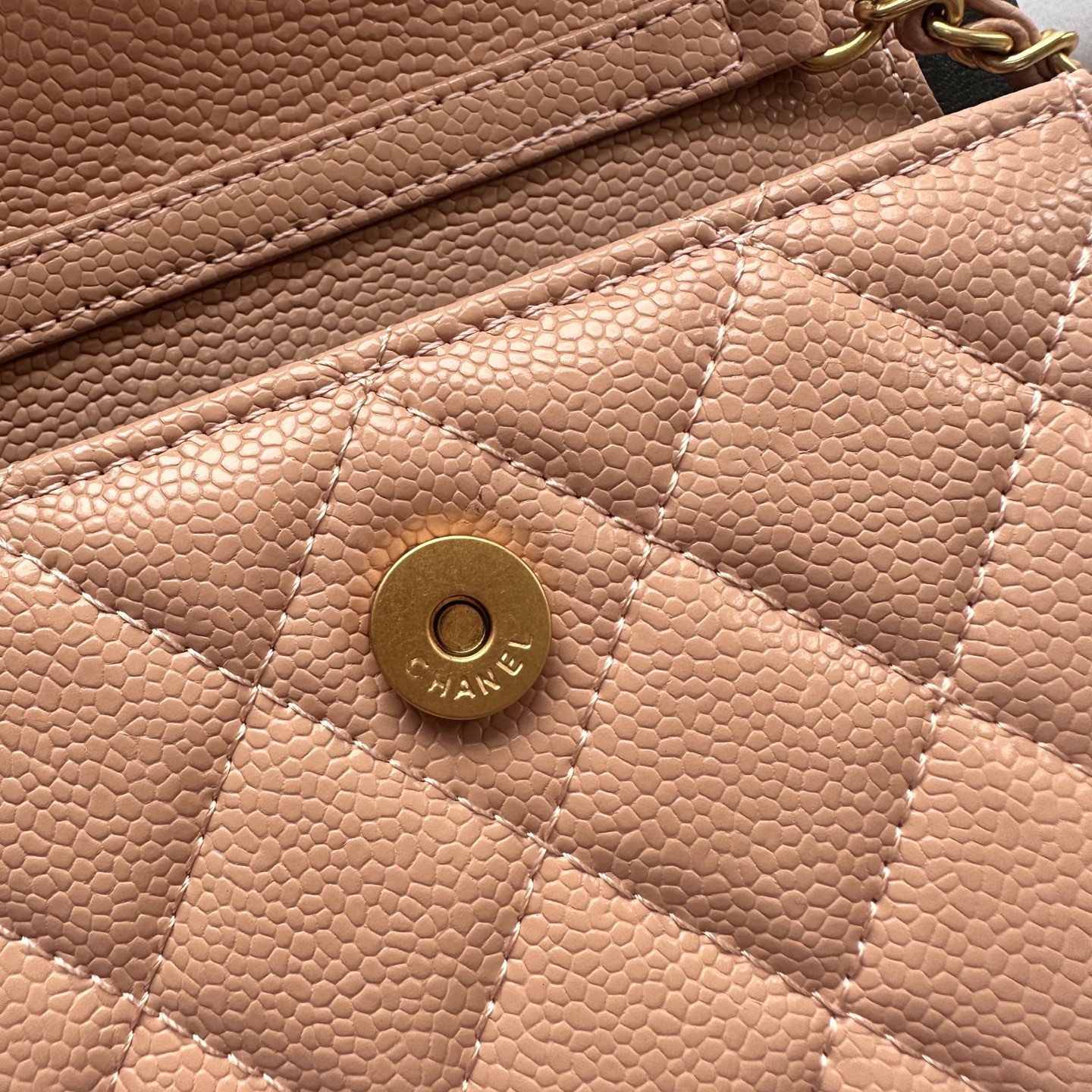 Chanel 高仿粉色口蓋包 荔枝皮菱格紋金扣小香風｜歐美奢侈品精品推薦