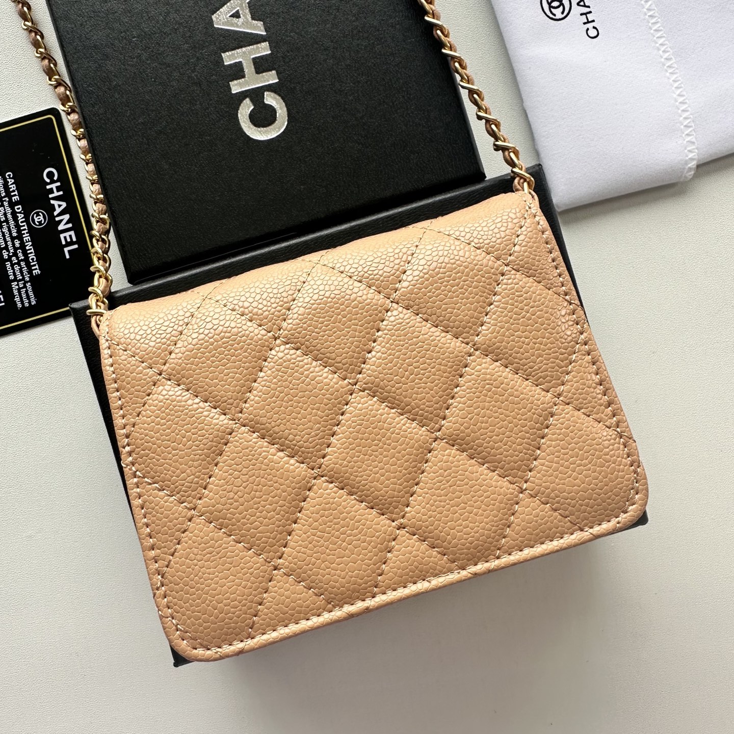Chanel 高仿杏色口蓋包 荔枝紋皮革金扣鏈條款｜歐美奢侈品精品推薦
