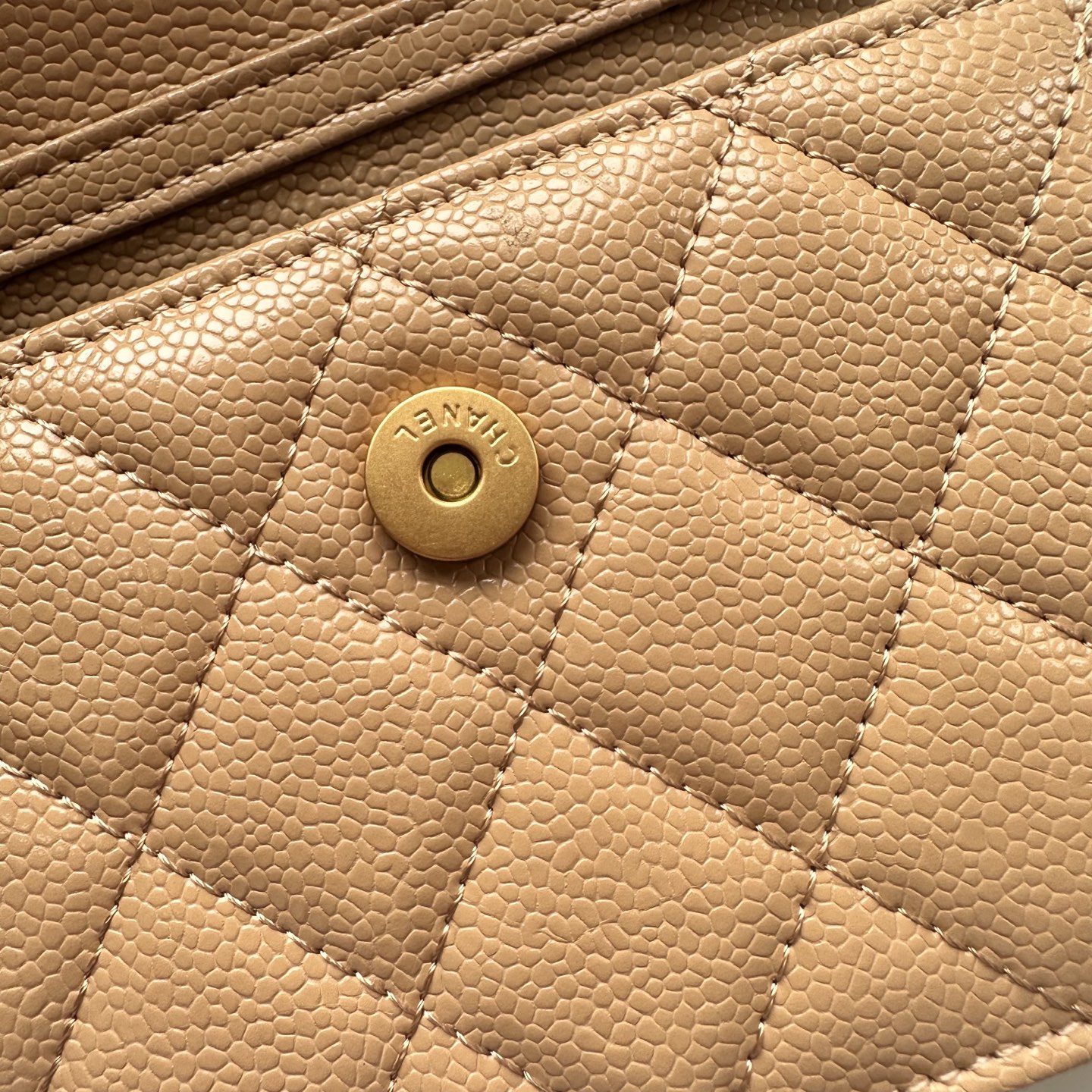 Chanel 高仿杏色口蓋包 荔枝紋皮革金扣鏈條款｜歐美奢侈品精品推薦