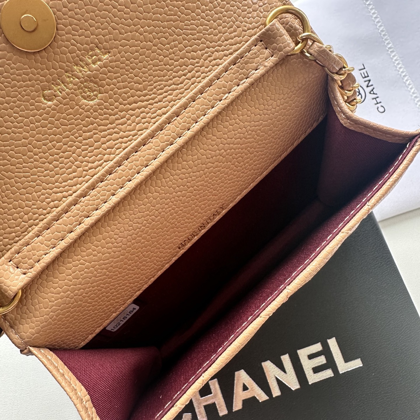 Chanel 高仿杏色口蓋包 荔枝紋皮革金扣鏈條款｜歐美奢侈品精品推薦