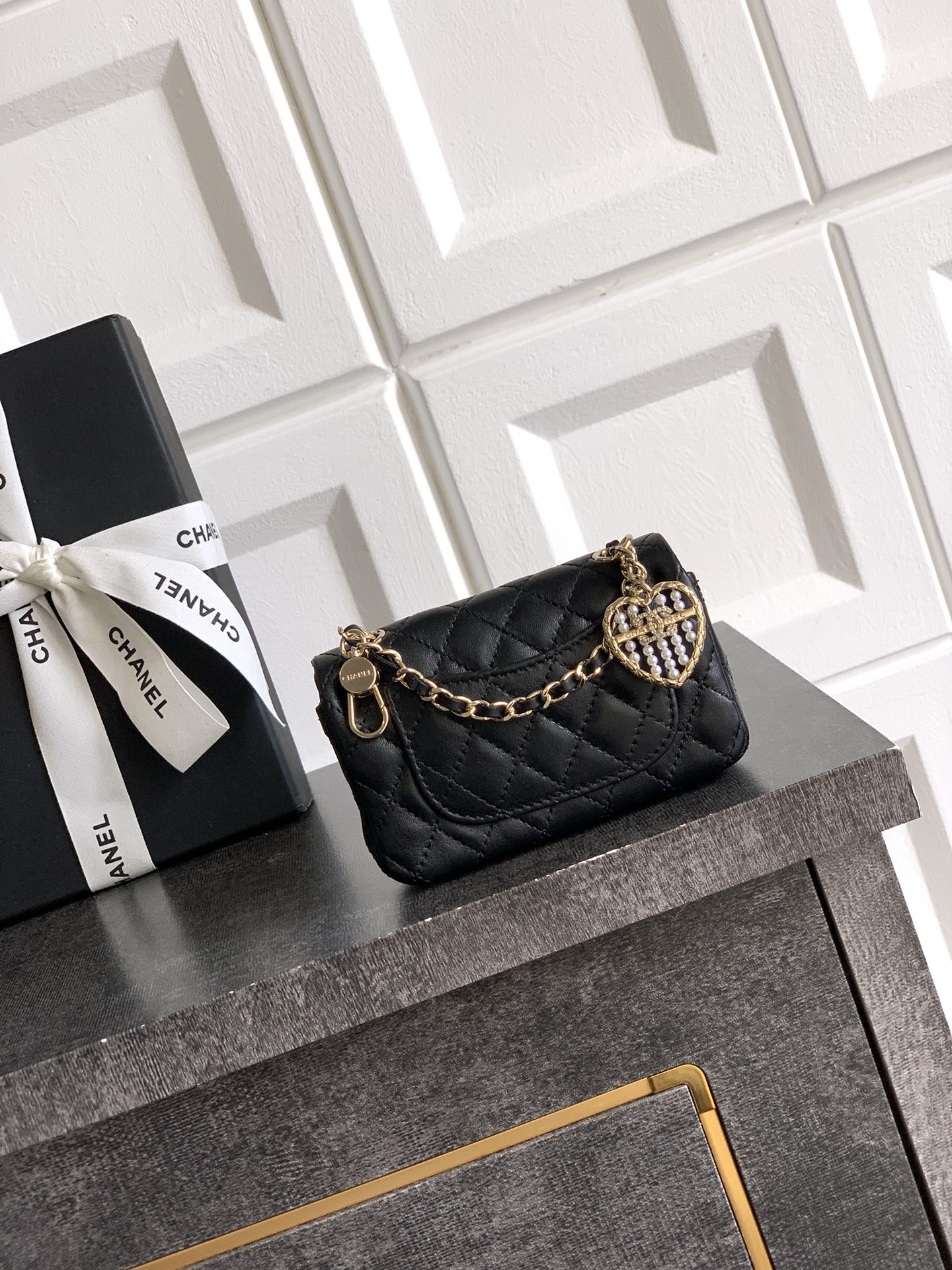 Chanel 一比一迷你口蓋包 黑色小羊皮心型吊飾鏈條包｜歐美奢侈品精品推薦