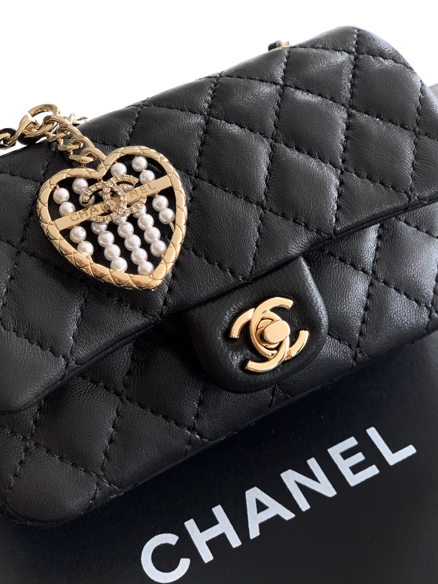 Chanel 一比一迷你口蓋包 黑色小羊皮心型吊飾鏈條包｜歐美奢侈品精品推薦