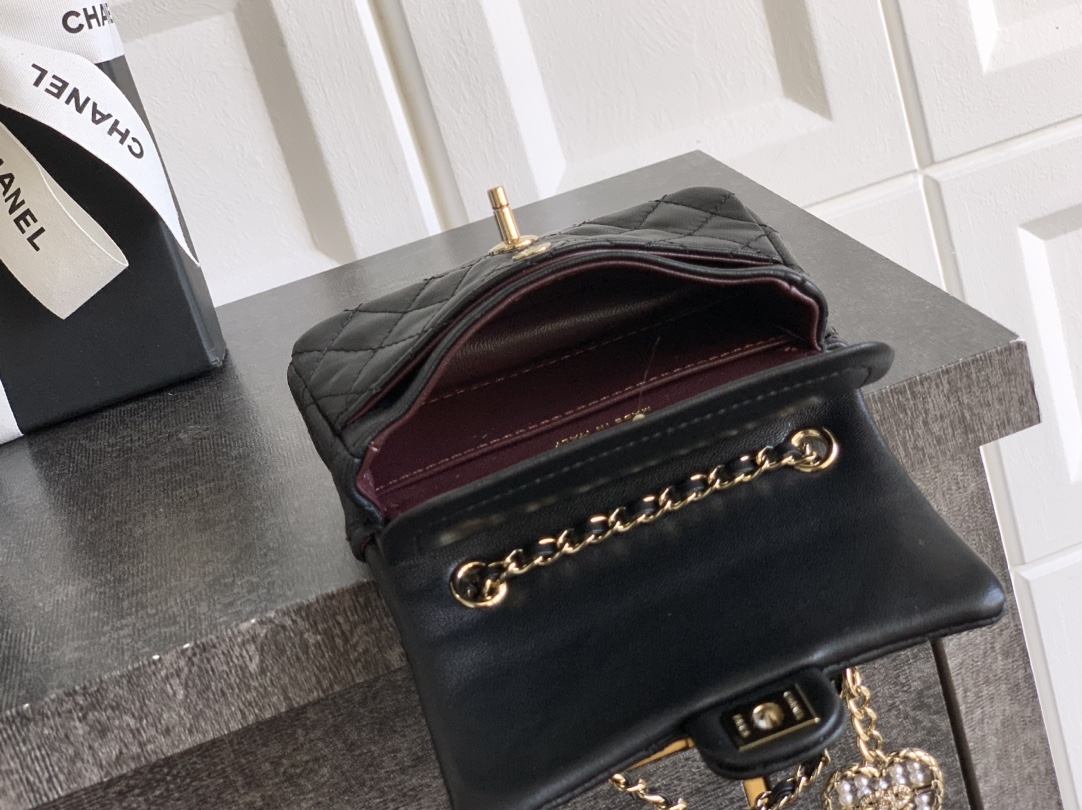 Chanel 一比一迷你口蓋包 黑色小羊皮心型吊飾鏈條包｜歐美奢侈品精品推薦