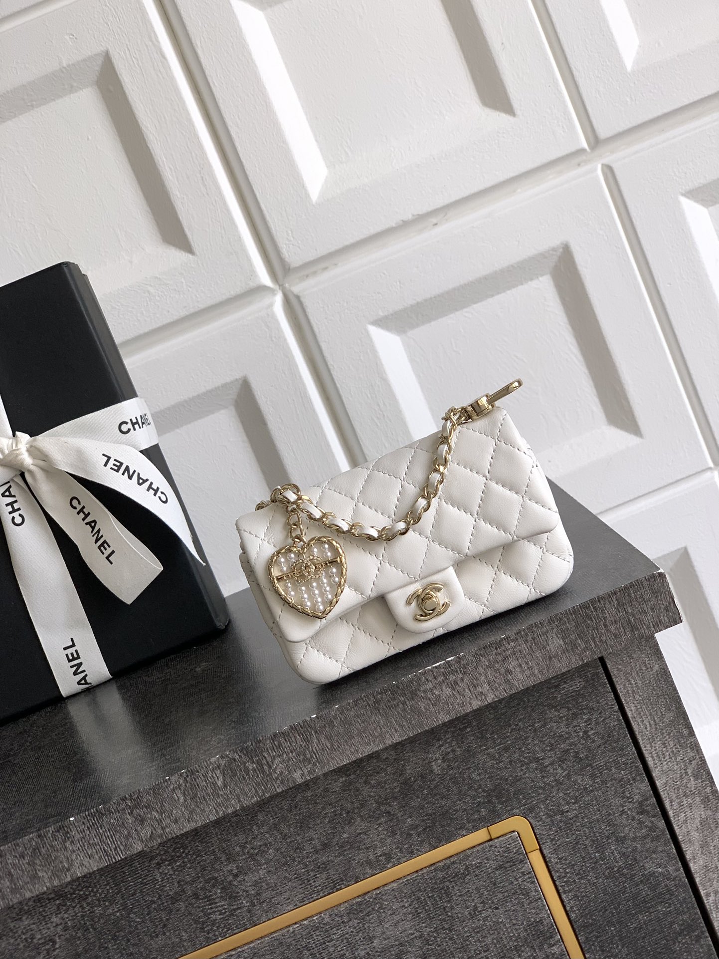 Chanel 精品仿製迷你口蓋包 白色小羊皮心型吊飾鏈條包｜歐美奢侈品精品推薦
