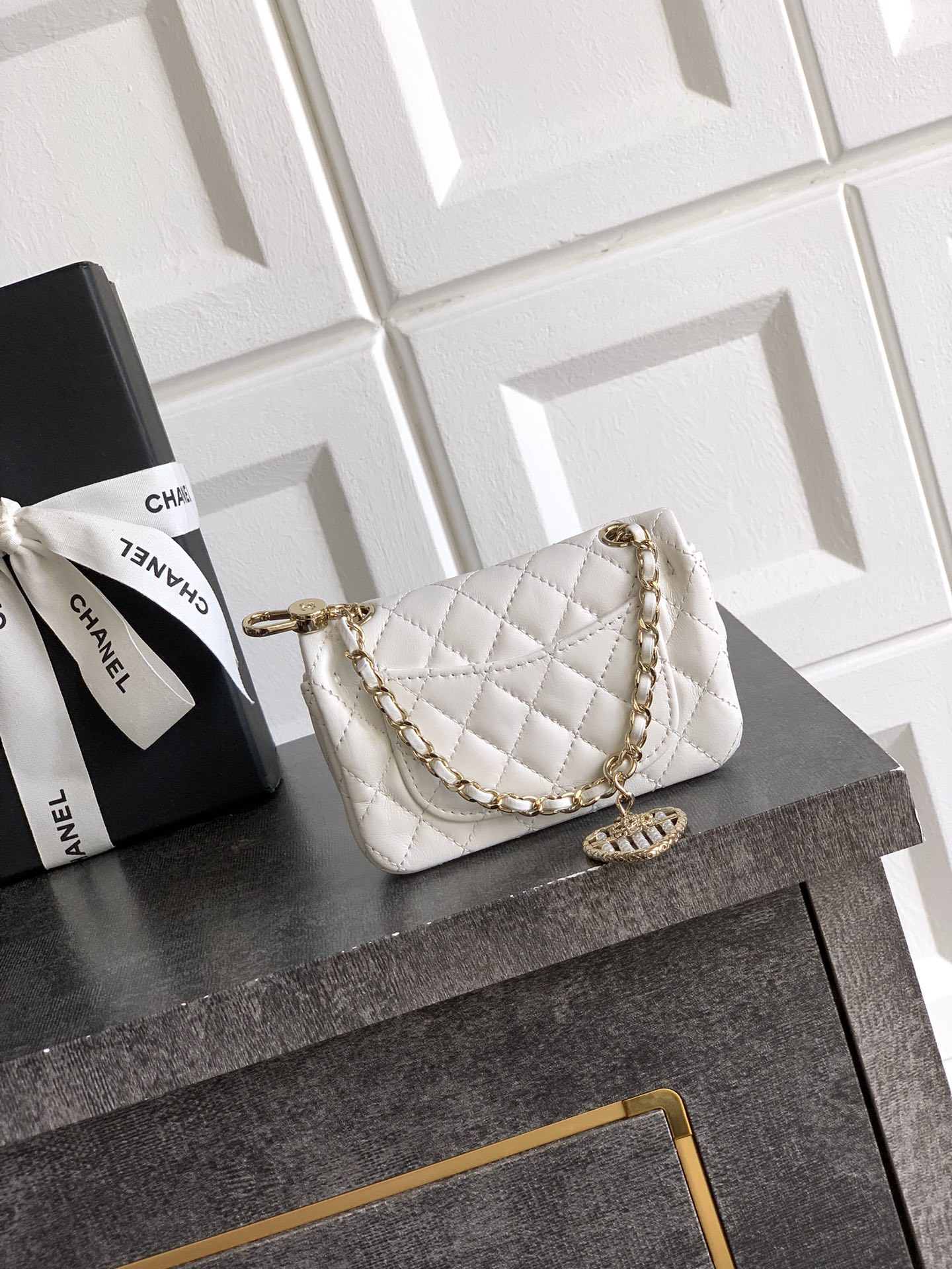 Chanel 精品仿製迷你口蓋包 白色小羊皮心型吊飾鏈條包｜歐美奢侈品精品推薦