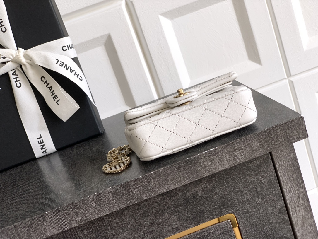 Chanel 精品仿製迷你口蓋包 白色小羊皮心型吊飾鏈條包｜歐美奢侈品精品推薦