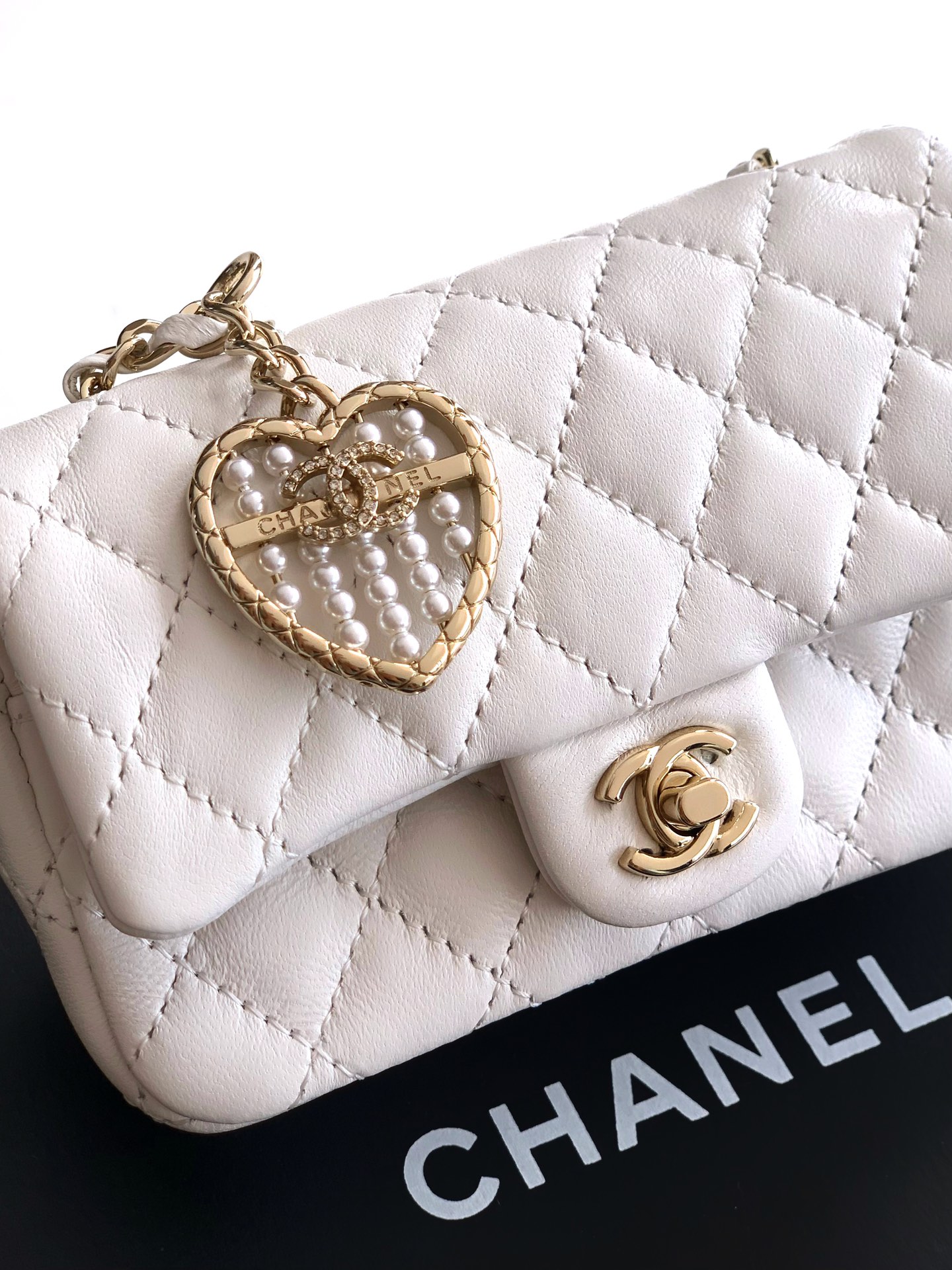 Chanel 精品仿製迷你口蓋包 白色小羊皮心型吊飾鏈條包｜歐美奢侈品精品推薦