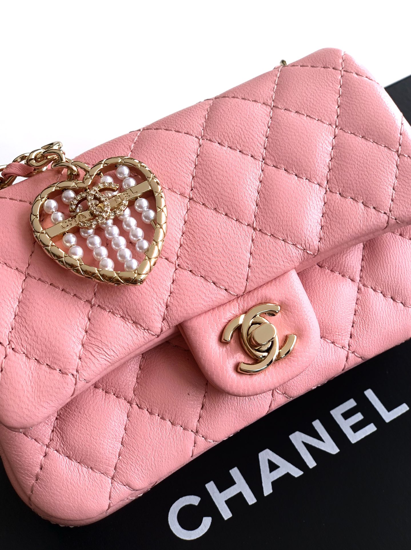 CHANEL高仿粉色迷你口蓋包甜美氣質鏈條肩背包小香風設計｜歐美奢侈品精品推薦