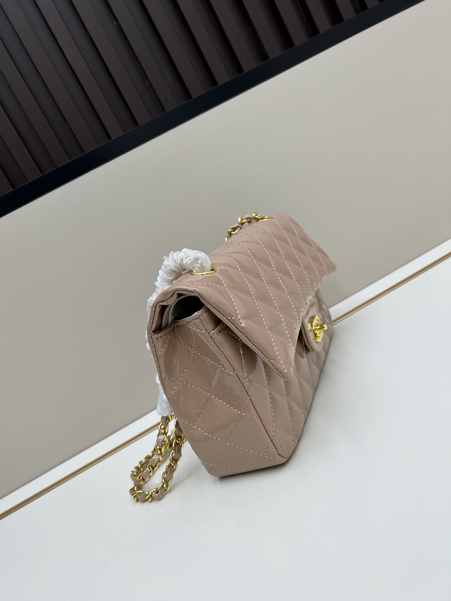 CHANEL高仿裸粉漆皮中號口蓋包優雅氣質鏈條肩背包經典百搭款｜歐美奢侈品精品推薦