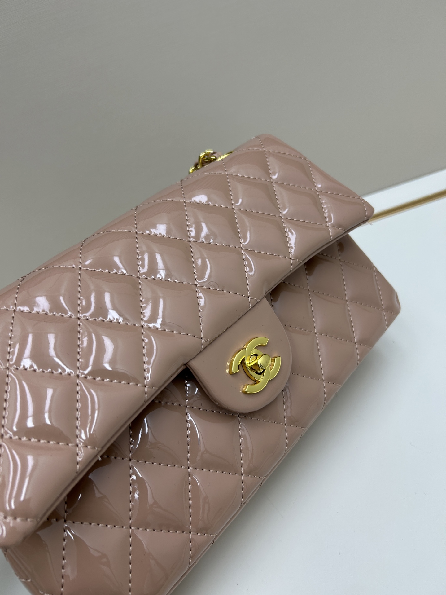 CHANEL高仿裸粉漆皮中號口蓋包優雅氣質鏈條肩背包經典百搭款｜歐美奢侈品精品推薦