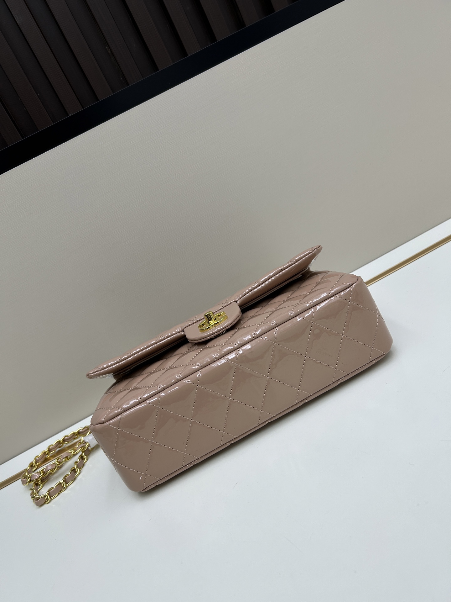 CHANEL高仿裸粉漆皮中號口蓋包優雅氣質鏈條肩背包經典百搭款｜歐美奢侈品精品推薦